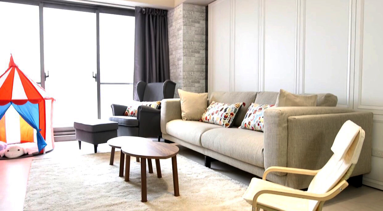 55坪新家有著寬敝客廳，生性有潔癖的郭彥均訂下禁食規定，就怕一不小心弄髒地毯。（郭彥均提供） 