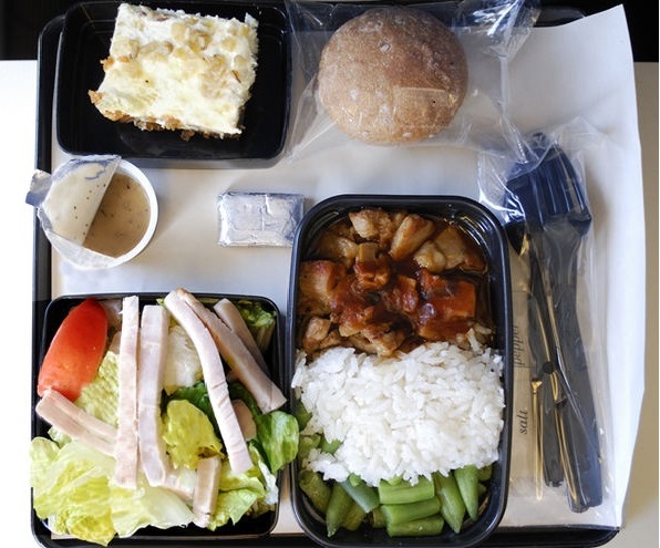 想吃到跟期待落差較小的飛機餐，不妨選擇以燉煮類餐點。（翻攝自express.co.uk）