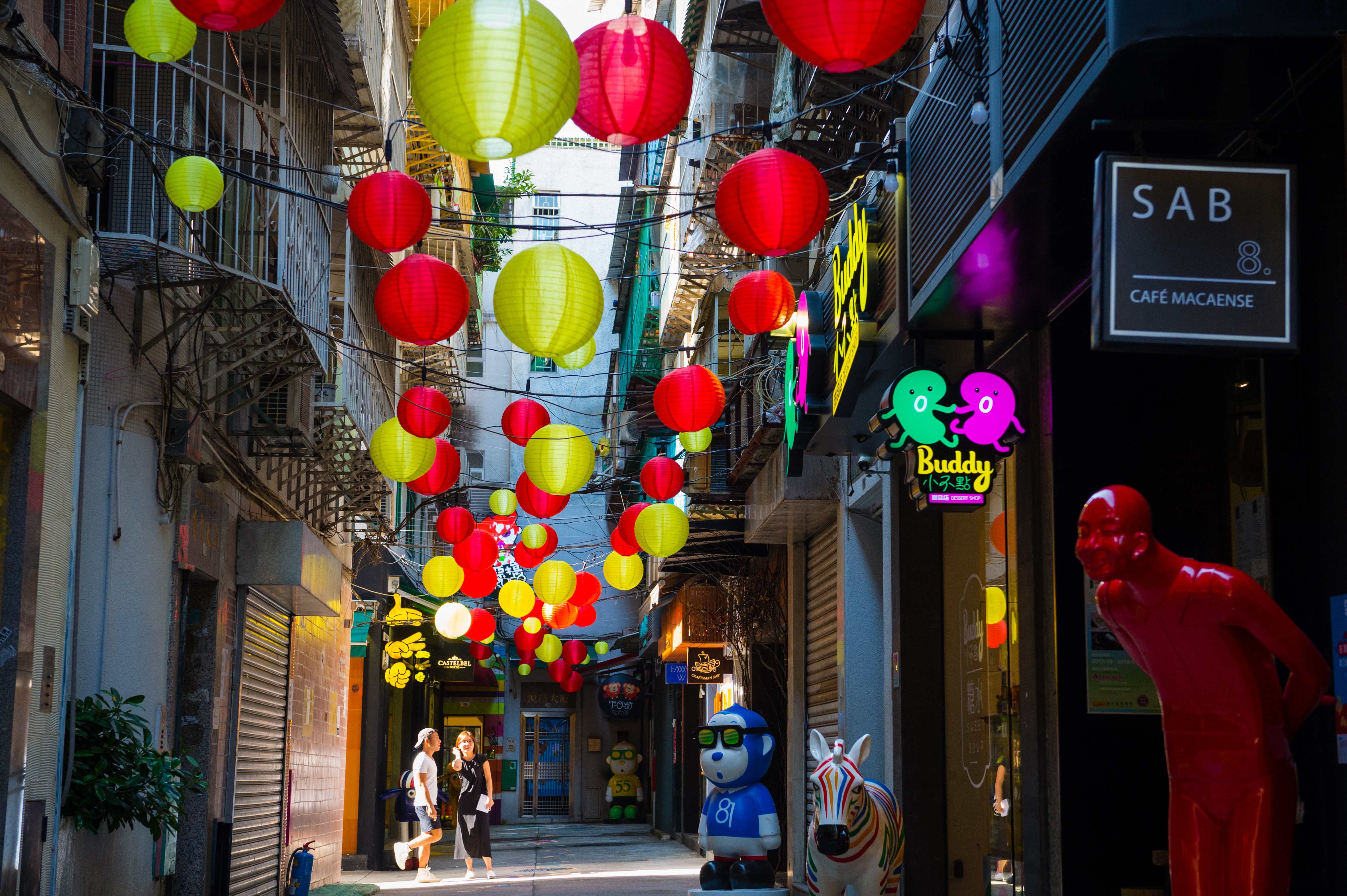 俊秀里只是一條小街，約莫巷子大，裝置藝術錯落街區。