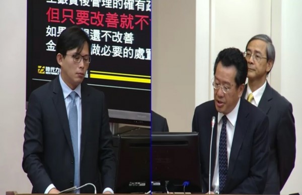 時代力量立委黃國昌追問慶富聯貸案後續，金管會主委顧立雄證實當時確有兩文件從總統府發出。（翻攝自立院網站）