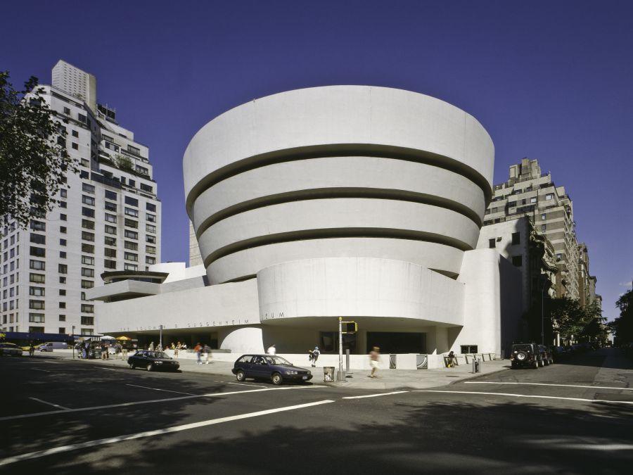 位於中央公園旁的古根漢美術館，建於1959年，由建築大師Frank Lloyd Wright設計，也是紐約地標之一，螺旋狀結構是其最著名的特色，也被MIDO拿來做為錶款的設計靈感。