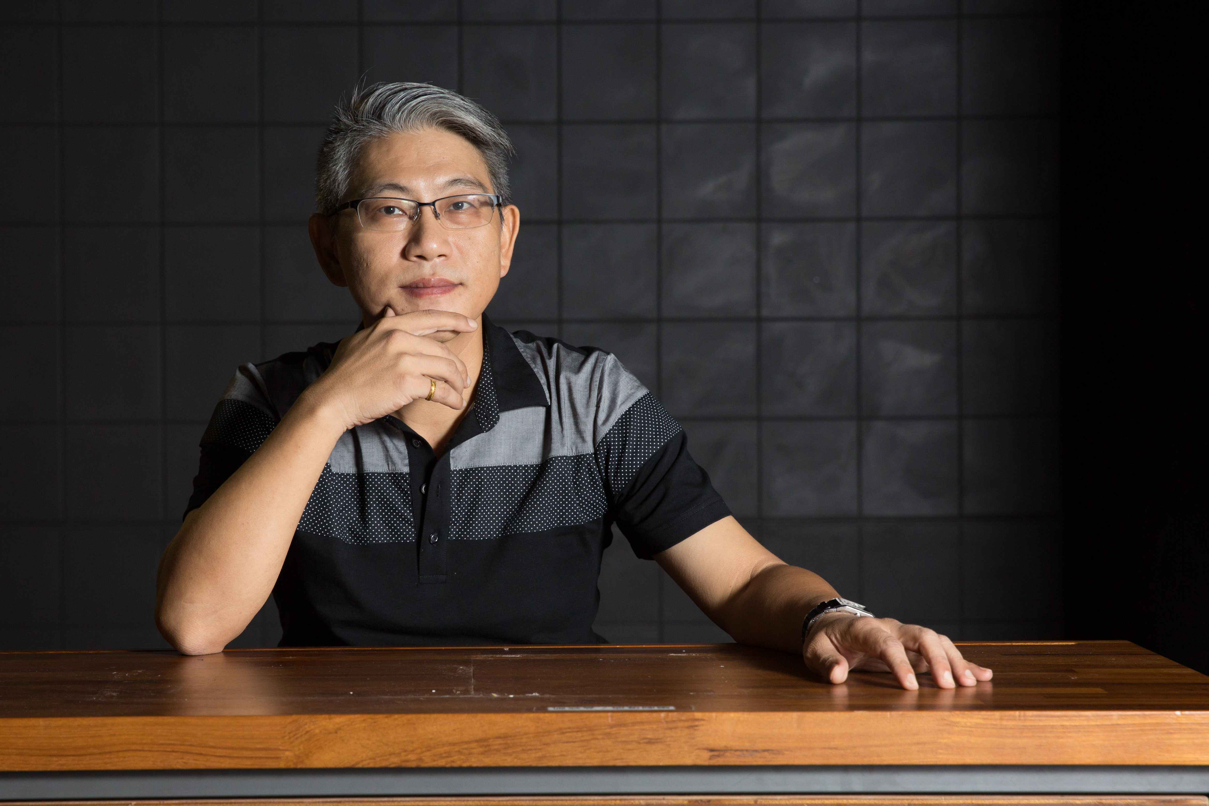 郎祖明目前擔任春河劇團行政總監，幫忙姊姊郎祖筠經營劇團及拓展市場。