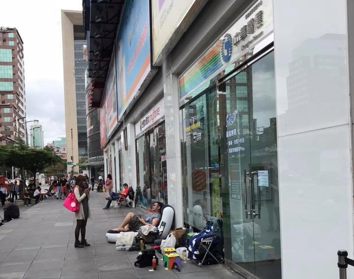 iPhone X週五開賣，現場已有果粉提前排隊等待。
