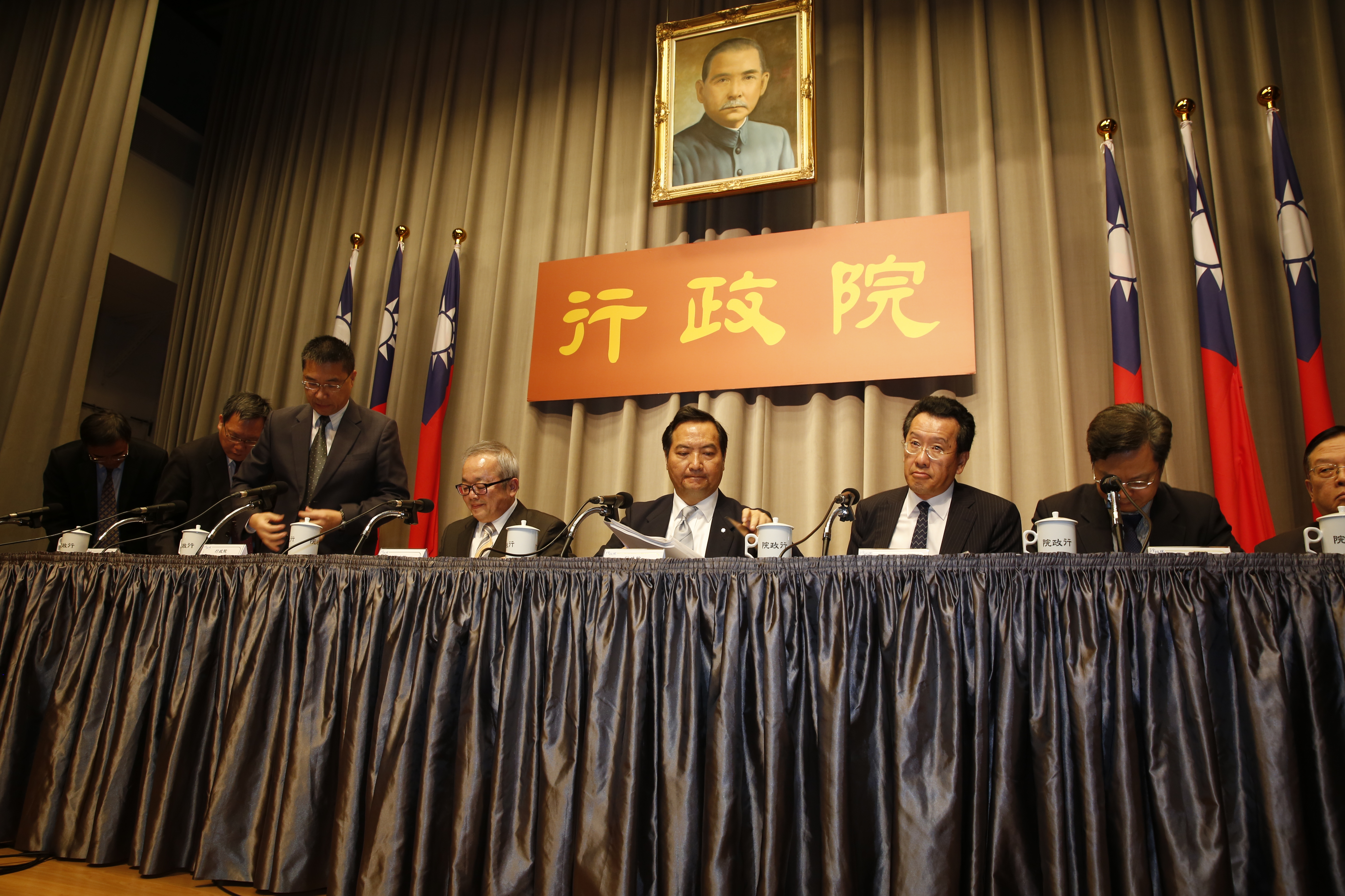 行政院今天公布慶富案調查報告，做出撤換一銀董事長以及要求國防部盡快交出懲處結果。