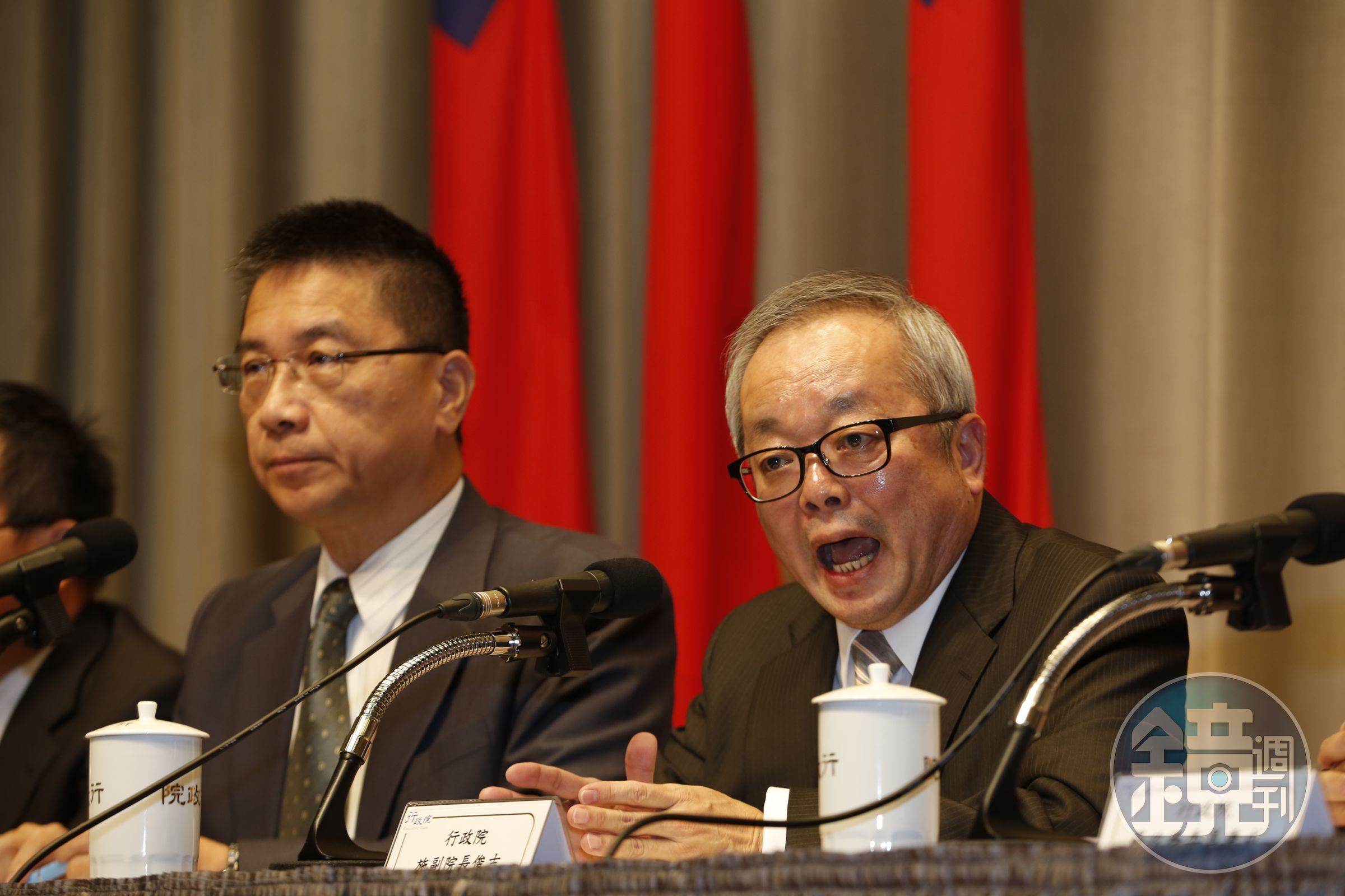 行政院副院長施俊吉針對慶富案說重話：「感覺一銀是打開金庫讓慶富進去搬錢。」