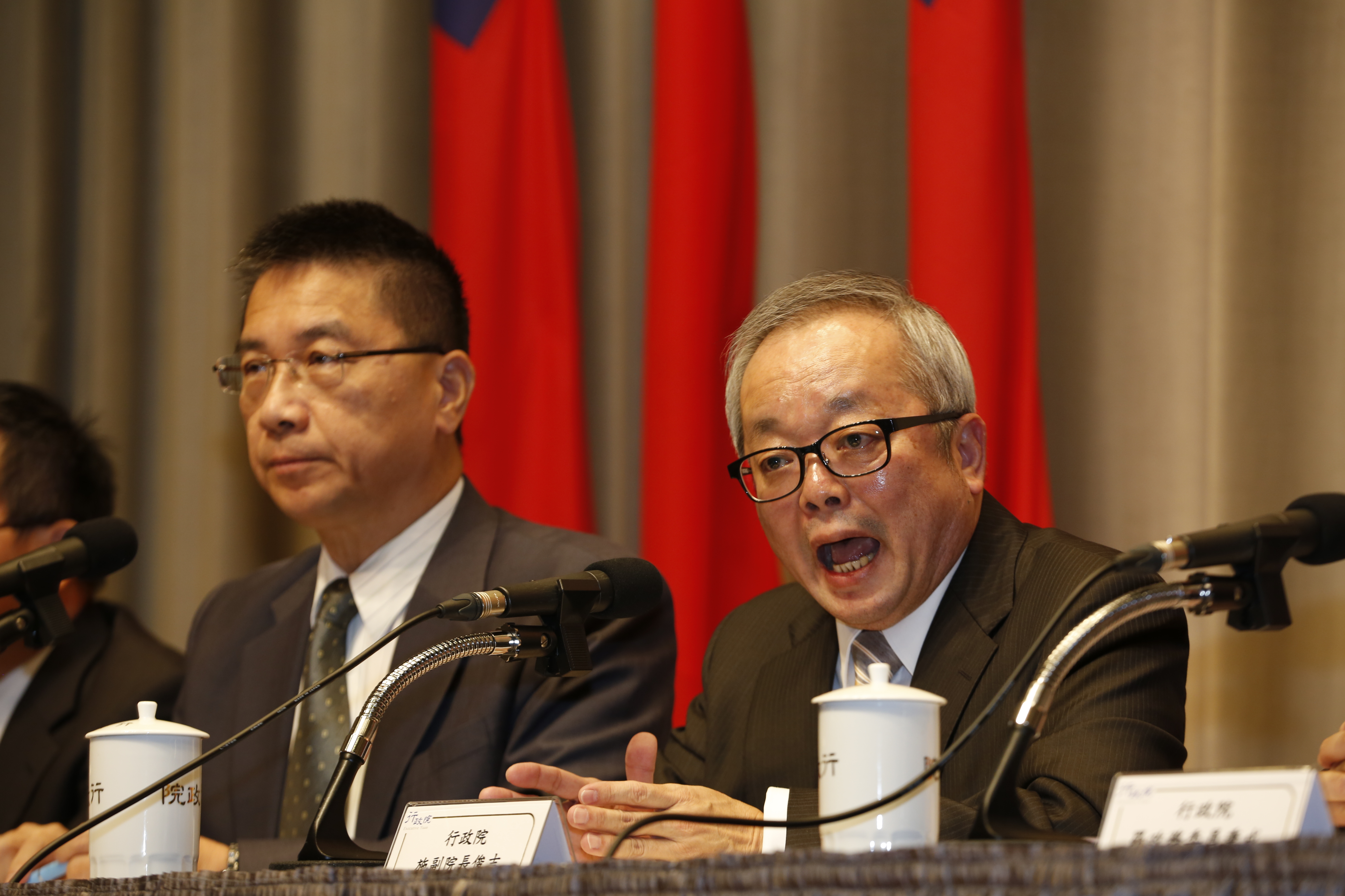 行政院副院長施俊吉針對慶富案說重話：「感覺一銀是打開金庫讓慶富進去搬錢。」