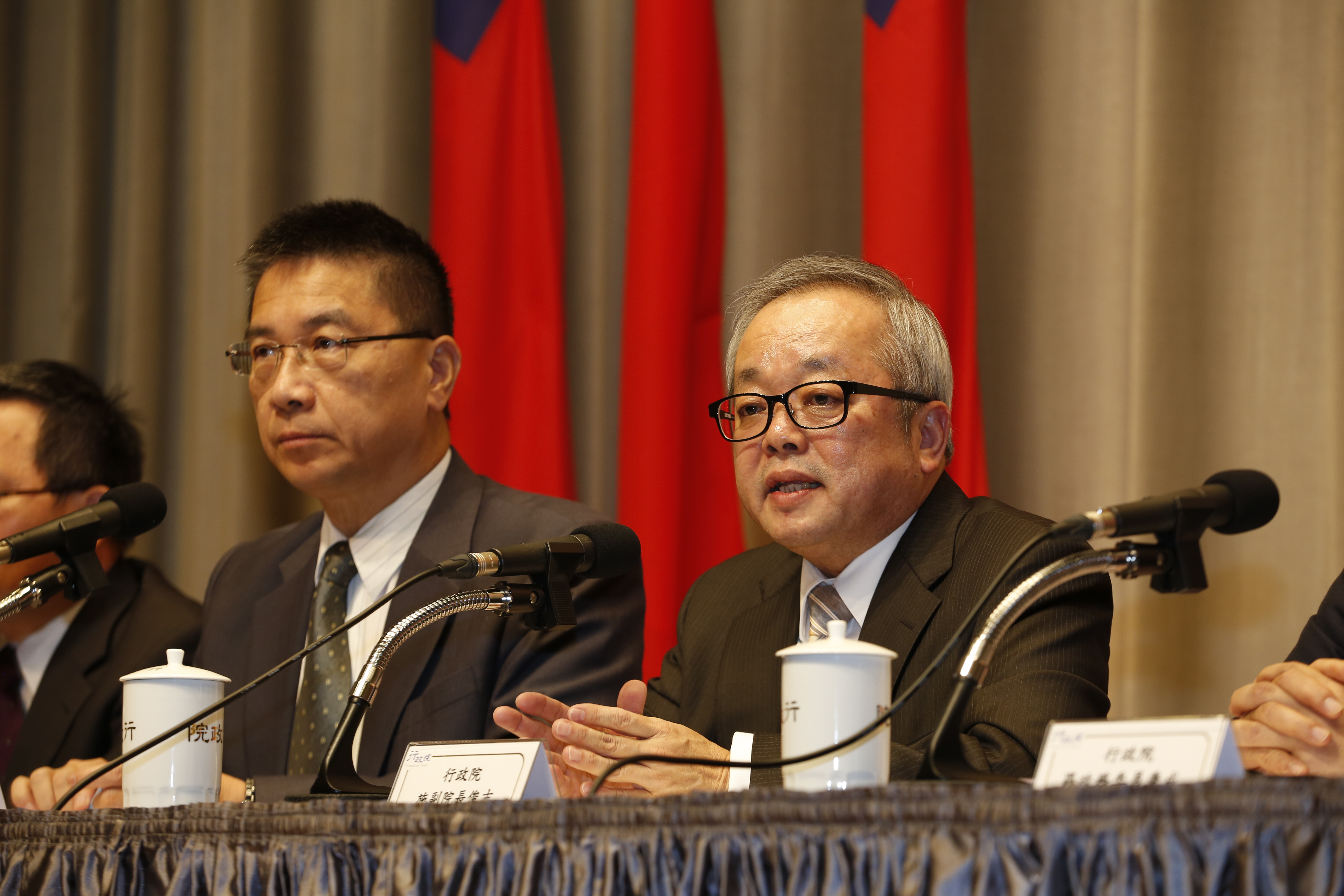 行政院副院長施俊吉表示，無法判斷是否有高層施壓，但會把所有卷證和面談記錄轉司法單位偵辦。