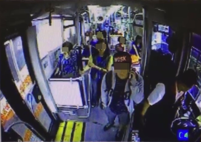 乘客站在司機旁用手機向警方報案。（警方提供）