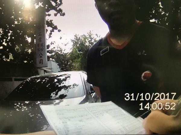 葉男見車子要被拖吊，衝出來向女警求情。（警方提供）