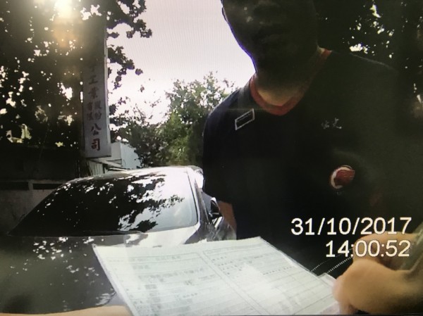 葉男見車子要被拖吊，衝出來向女警求情。（警方提供）