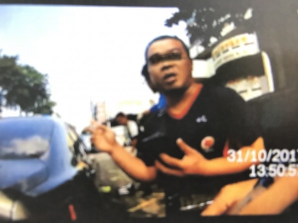 葉男還是被眼尖女警識破通緝身分。(警方提供)