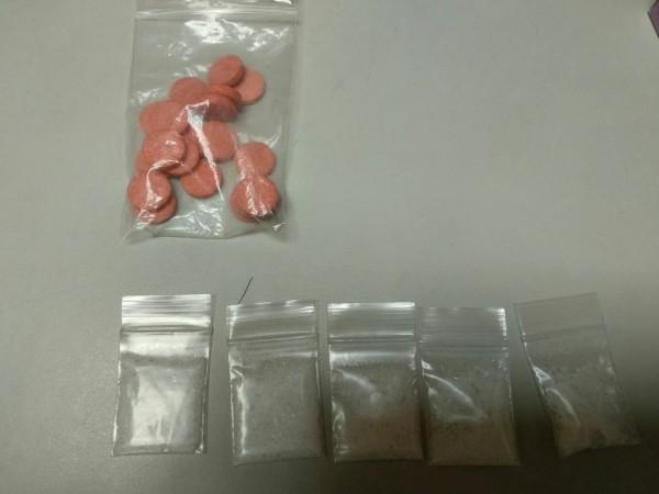警方在羅嫌車上搜出K他命及毒梅錠。（警方提供）