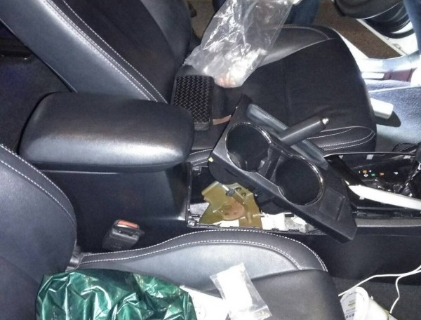 羅男將毒品藏在置杯架的裂縫內，仍被眼尖的中隊長識破。（警方提供）