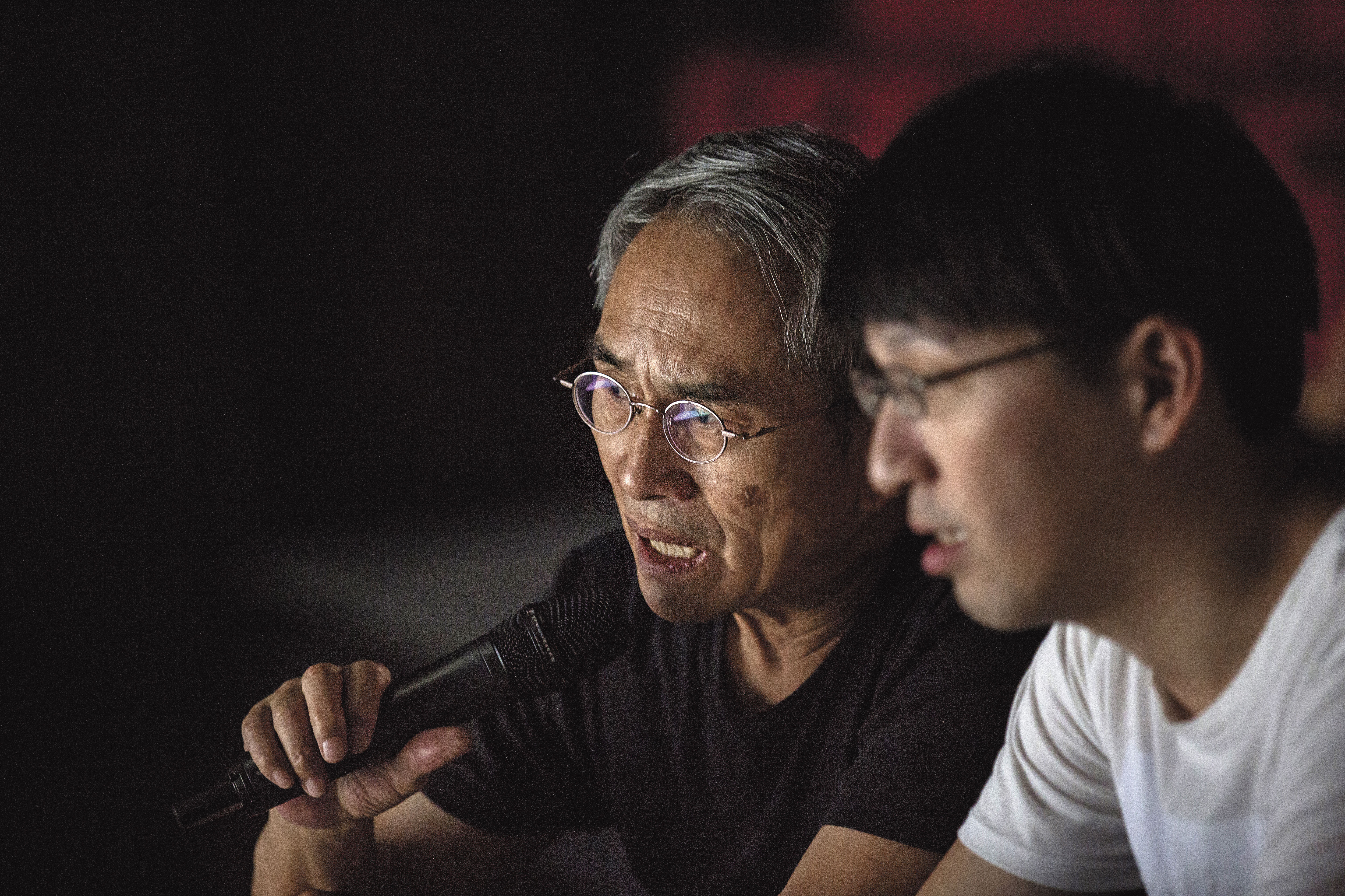 林懷民(左)與《關於島嶼》服裝設計詹朴(右)在為舞者定裝的會議上專注地討論著。