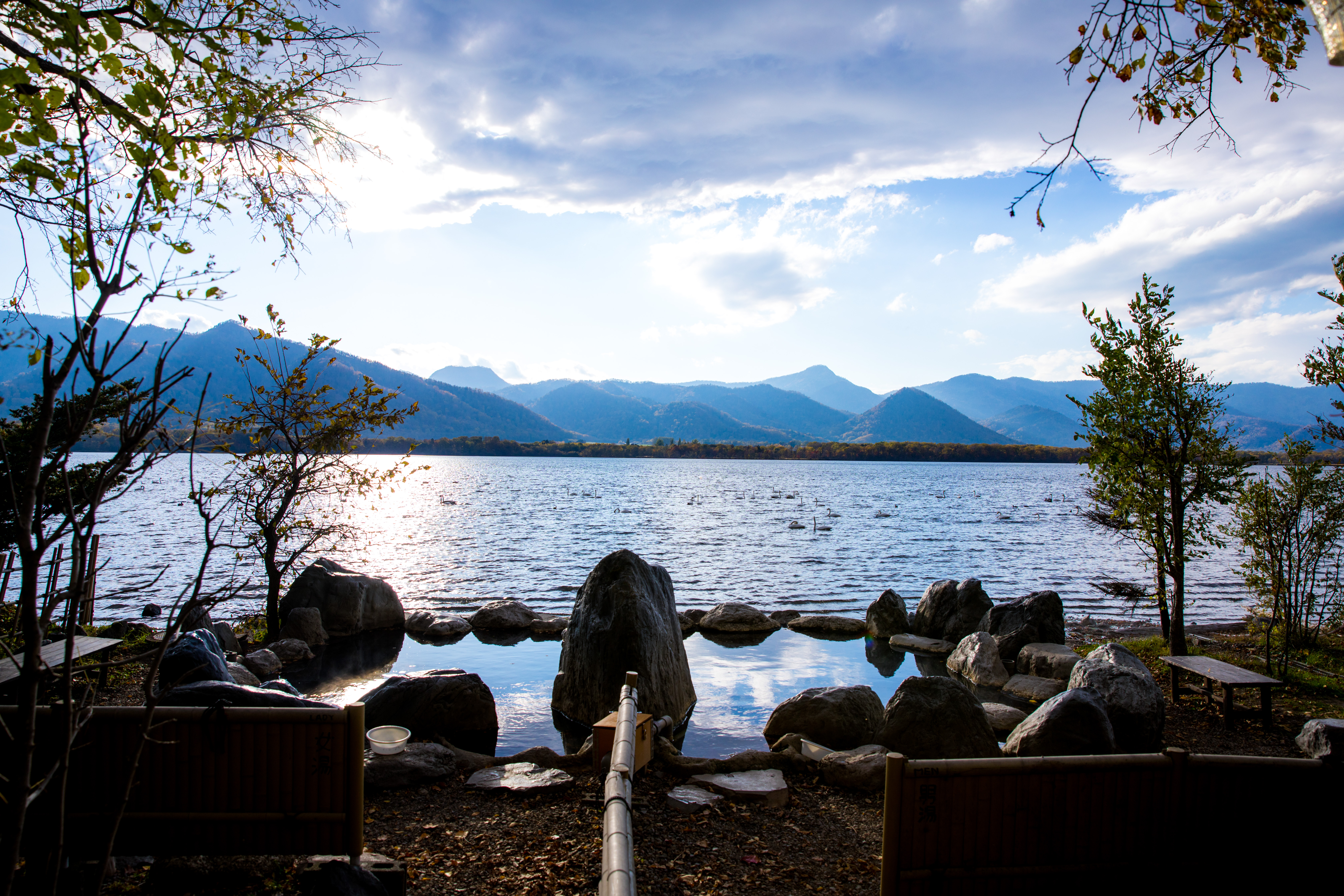 緊鄰著湖水的路邊野湯，形成非常美的一幅畫。