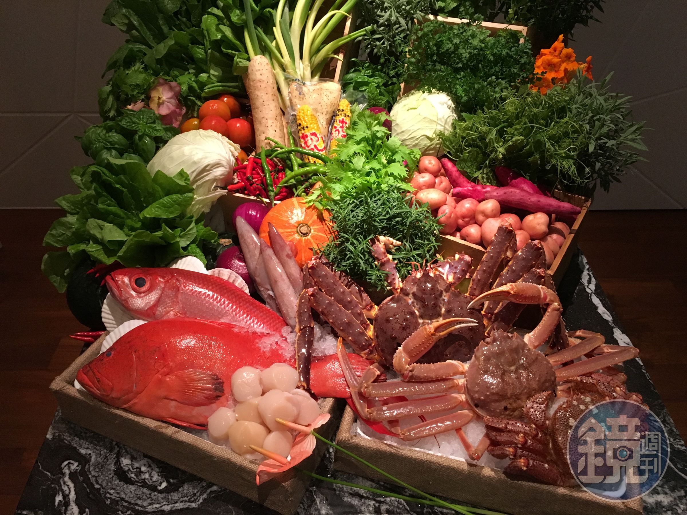 精品級火鍋店「但馬家涮涮鍋」，主打日本進口的頂級名蟹、現釣魚獲及澎湖直送海鮮。