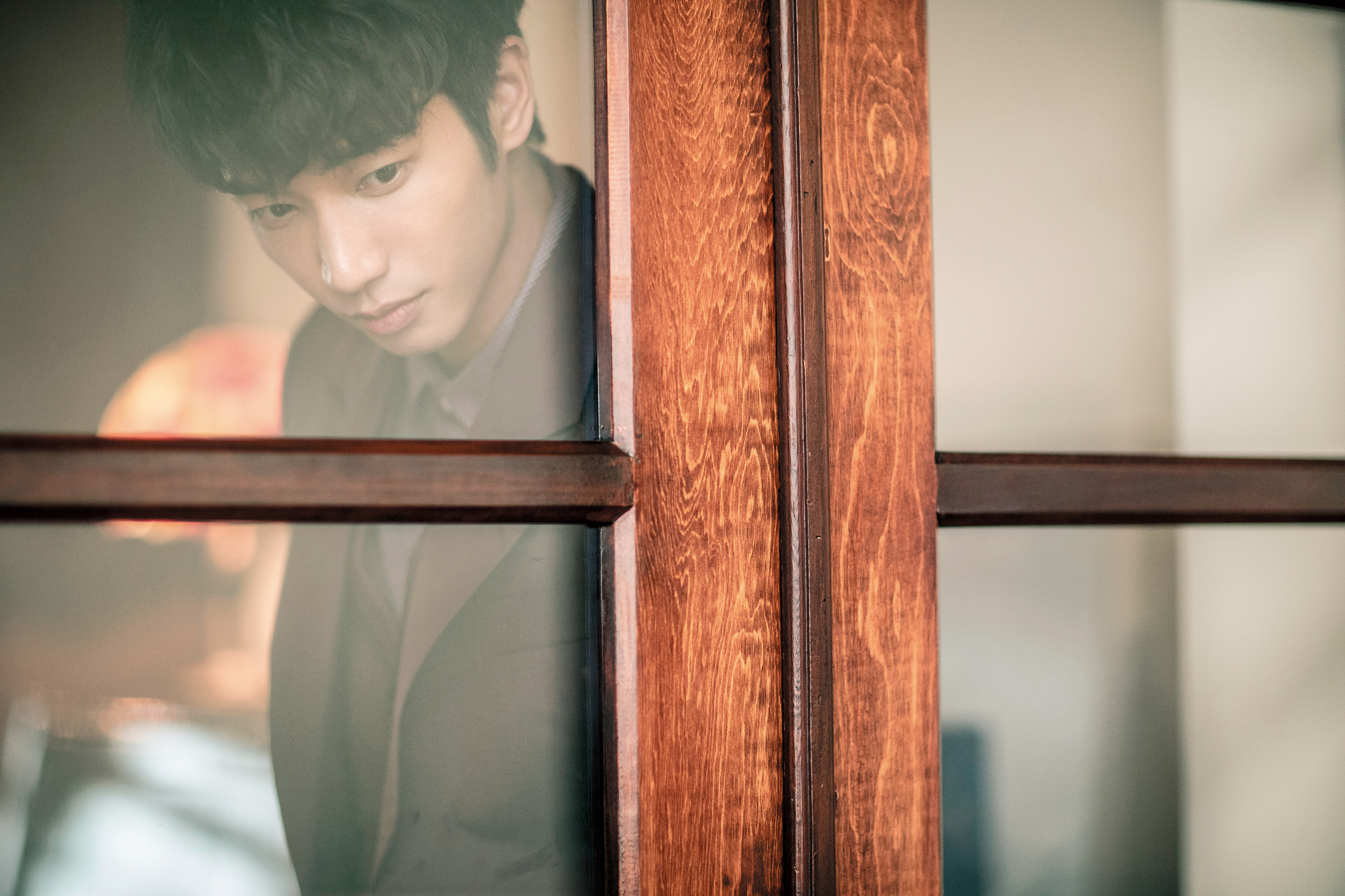 不笑的劉以豪，有那麼一點陌生。 但若一直燦爛陽光， 笑容背後的故事根本沒有可能展開。