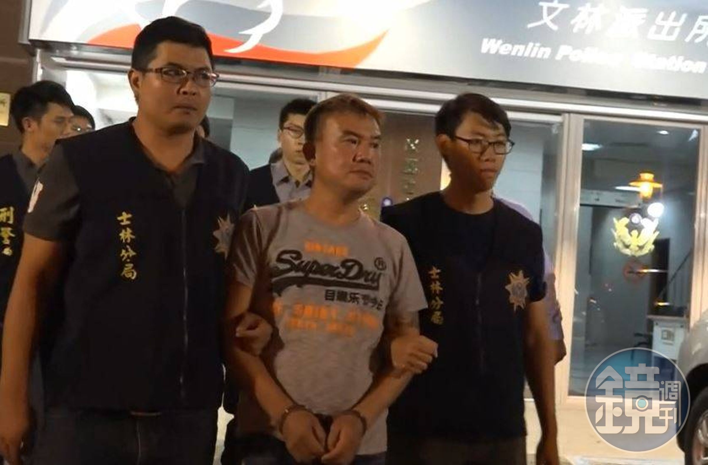 警方破獲鄭嫌主持的販槍集團，起出威力強大的多把槍枝。（刑事局提供）