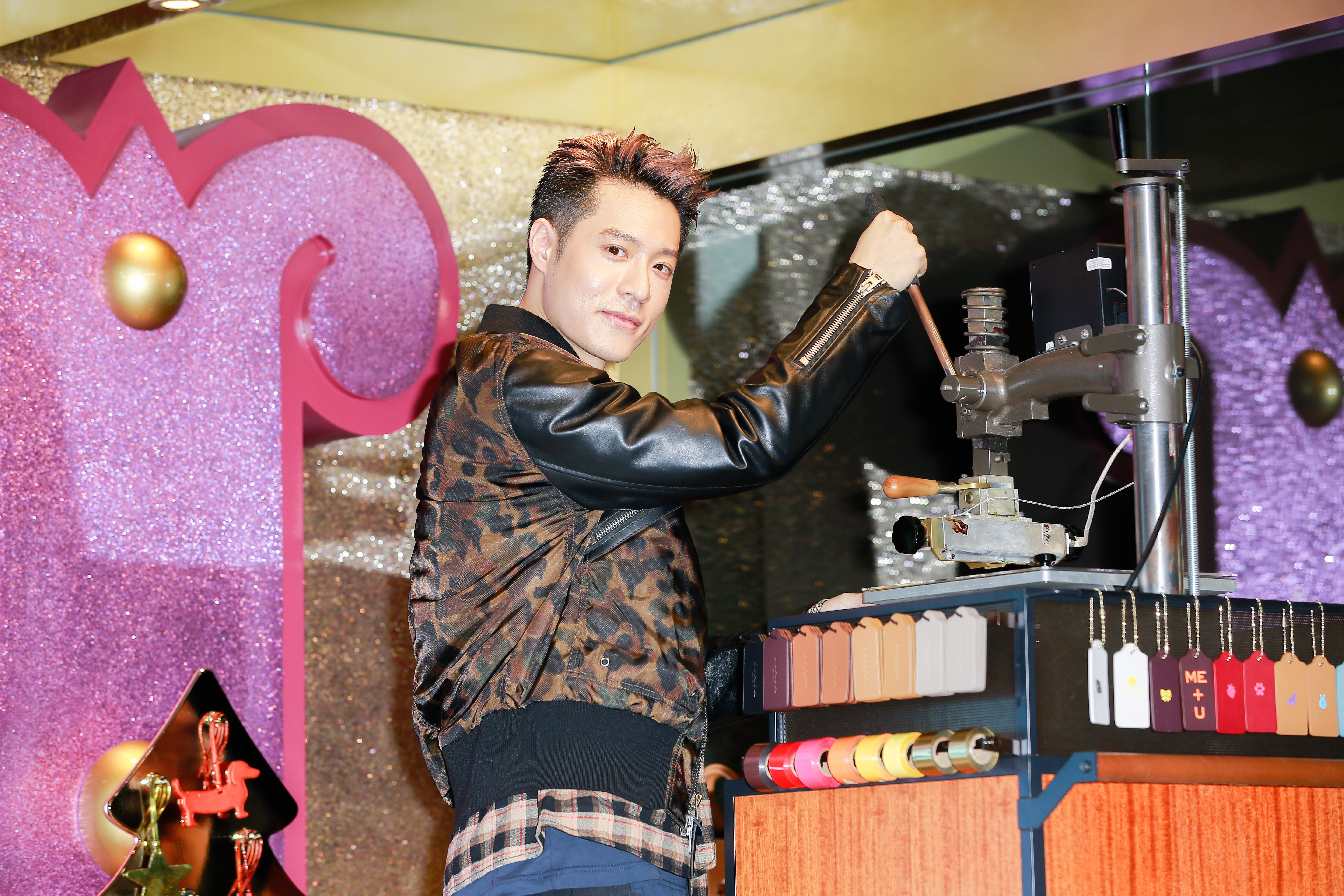 周湯豪出席COACH HOLIDAY系列限定概念店活動，透露穿著一身冬裝的自己「感覺有點小熱」。