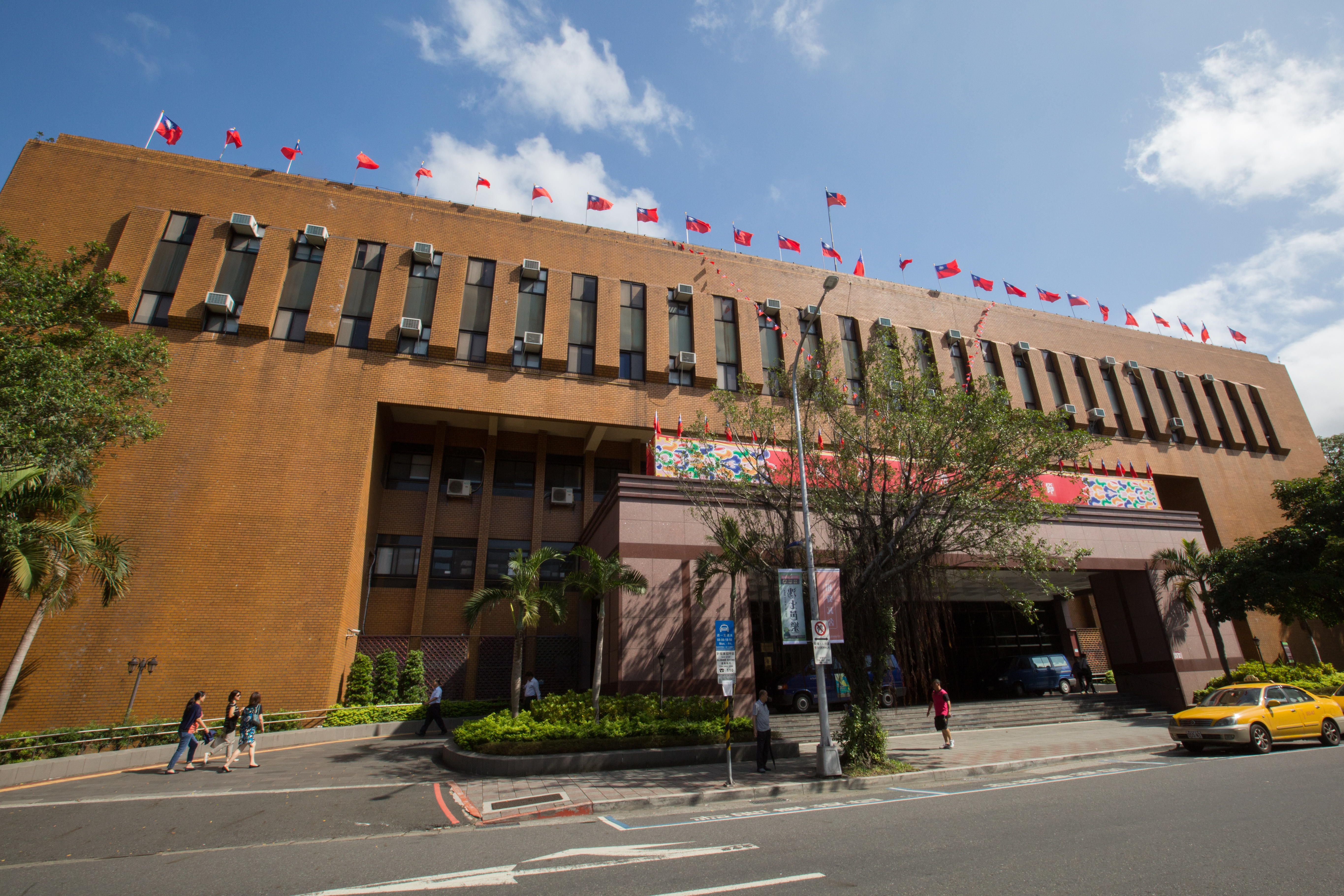 地檢署沒錢是不爭的事實，北檢最近為了忙著搬家，業者居然報價300萬元。