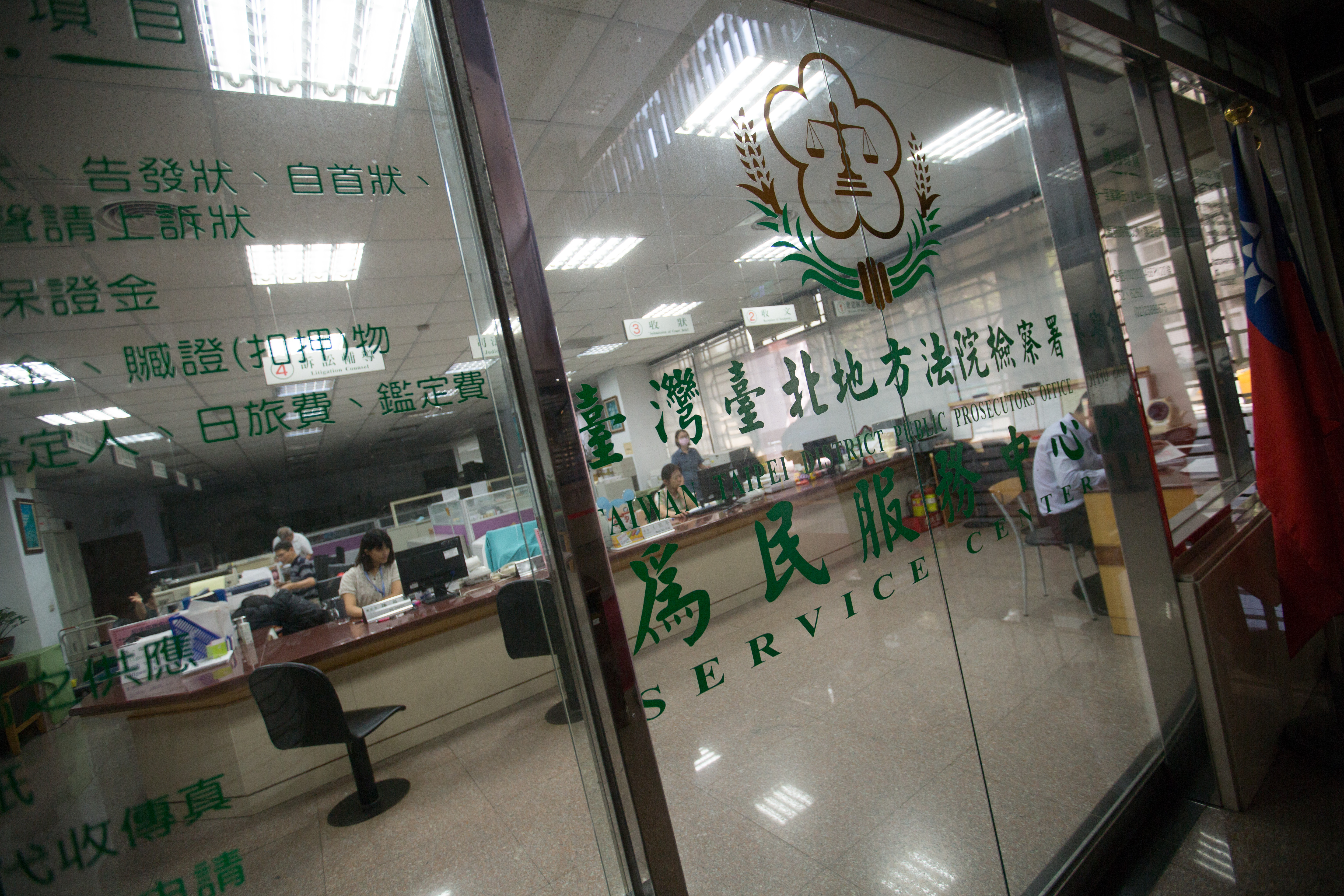 日前還曾因地檢署沒錢，檢察官辦公室下班後沒冷氣可吹，連開窗或吹電扇都擋不住辦公室悶熱。