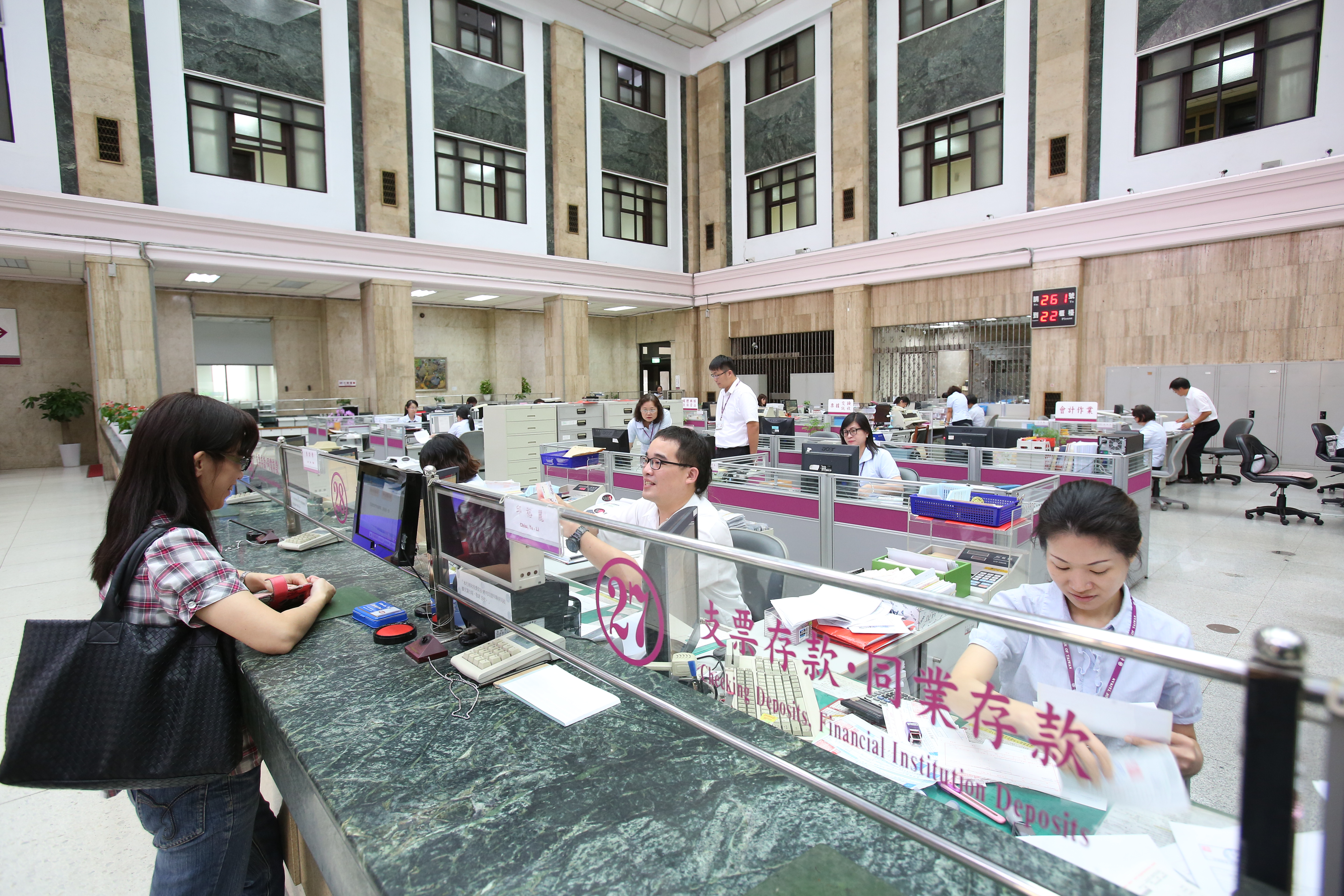 包括台灣銀行在內的20多家銀行，票據管理系統都由柯萊特子公司和訊承包。