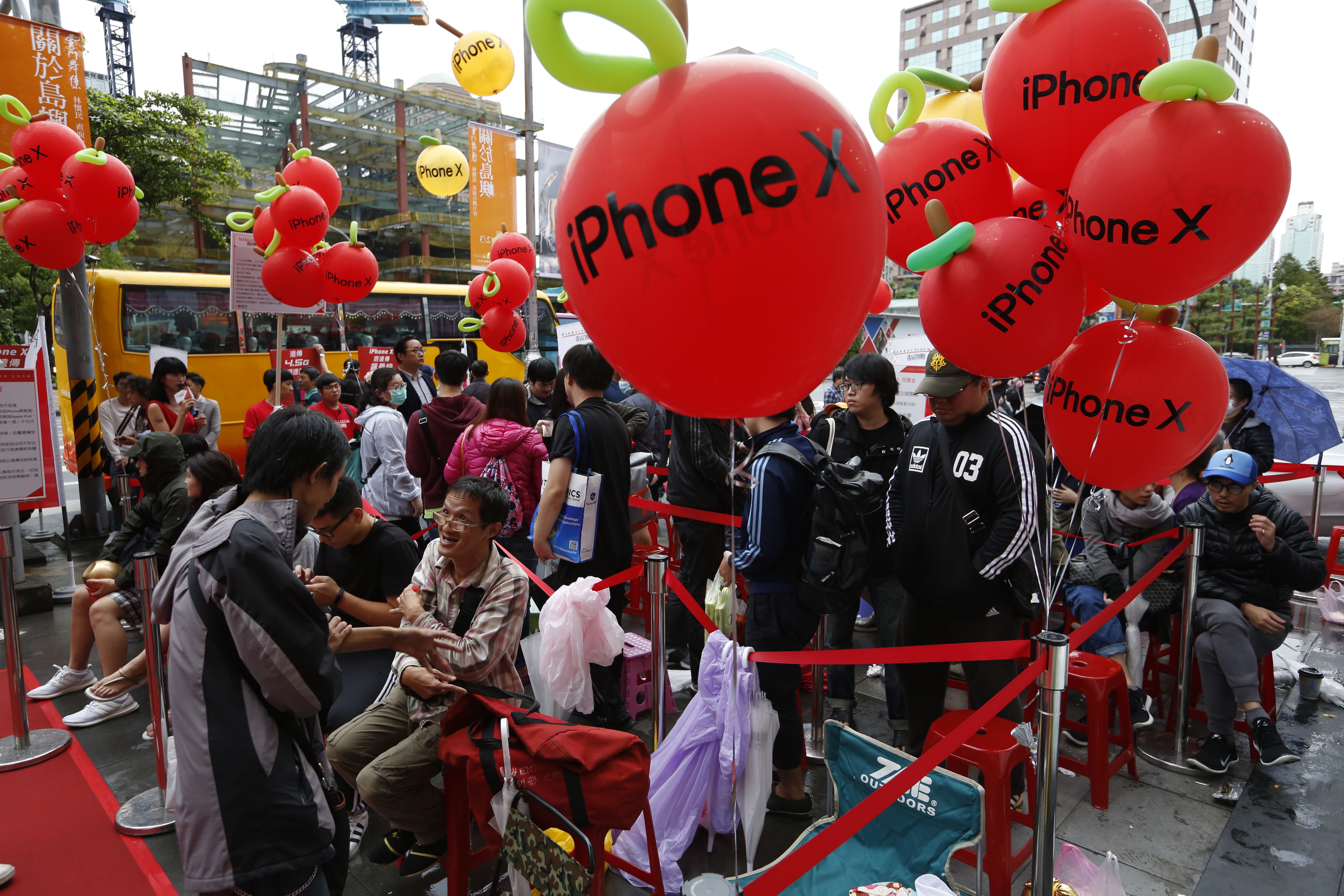 iPhone X開賣引發搶購熱潮，支援蘋果新功能與配備的新蘋概股也紅了。