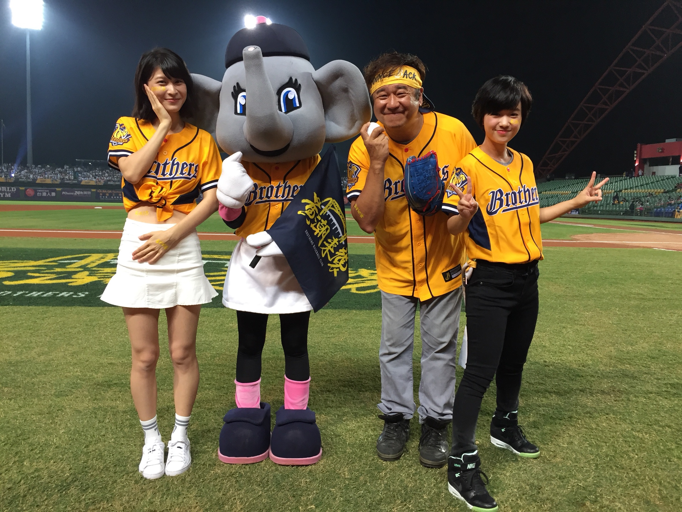 電影《花甲大人轉男孩》劇組獲中信兄弟球團邀請，擔任總冠軍賽中信兄弟主場開球嘉賓。（結果娛樂）