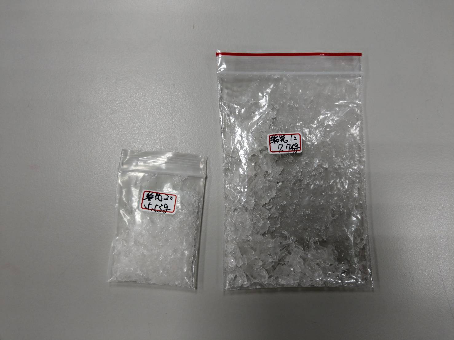 林男從車上丟棄的安非他命。