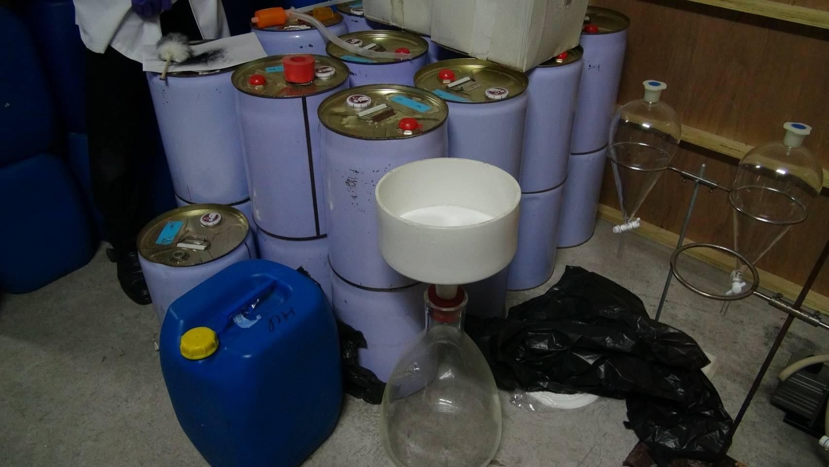 新北市調處在洪男製毒工廠裡查扣的製毒器材與原料。(新北市調處提供)