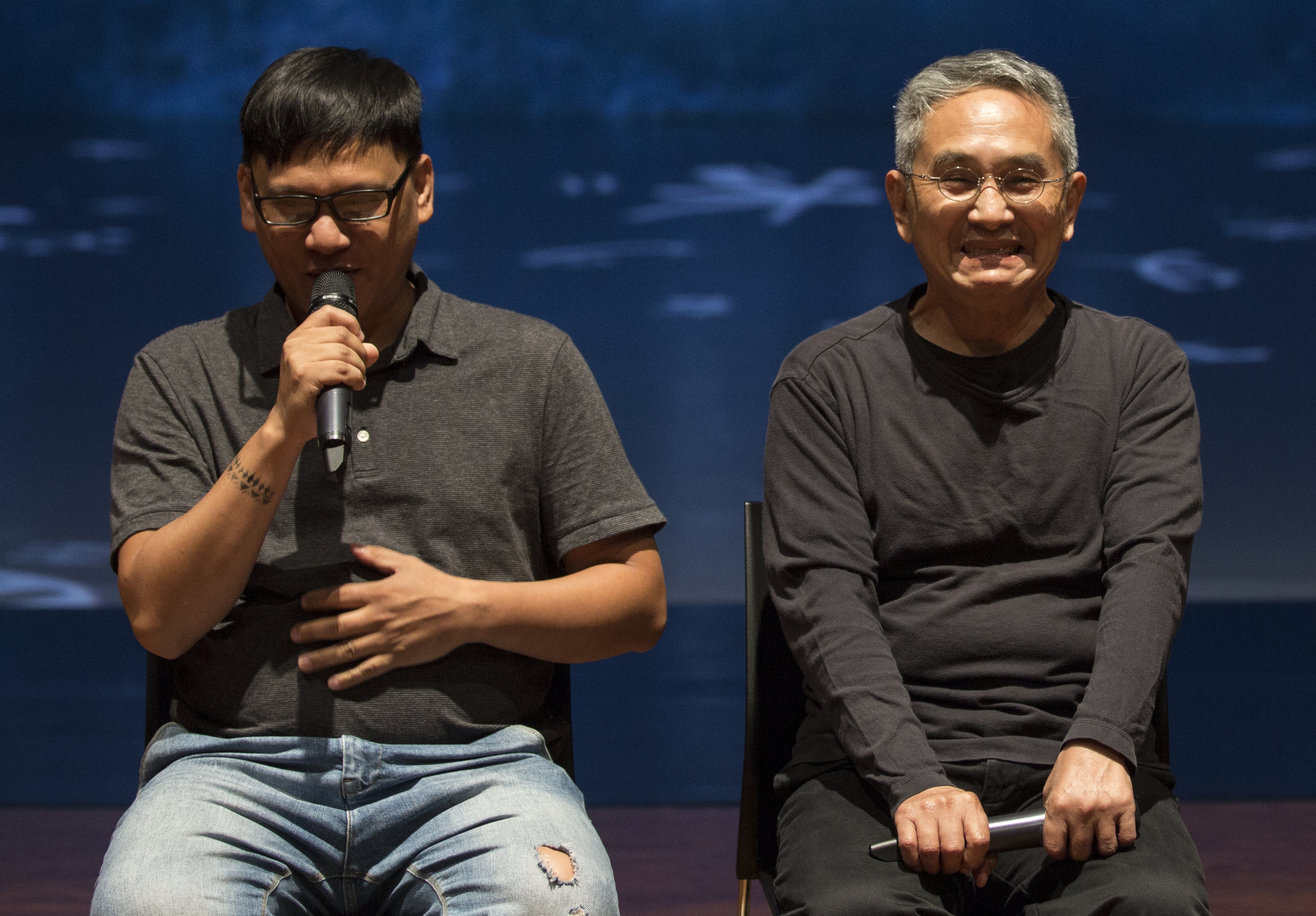 桑布伊（左）說林懷民每次見到他，會重重地拍他的肩膀說「年輕人，不錯。」所以他挺害怕看到林老師。