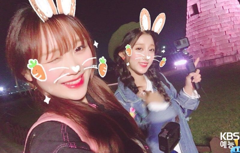 Lovezly洙正（左）和叡仁錄《戰鬥旅行》到慶州小旅行，拍照拍不停。（網路圖片）