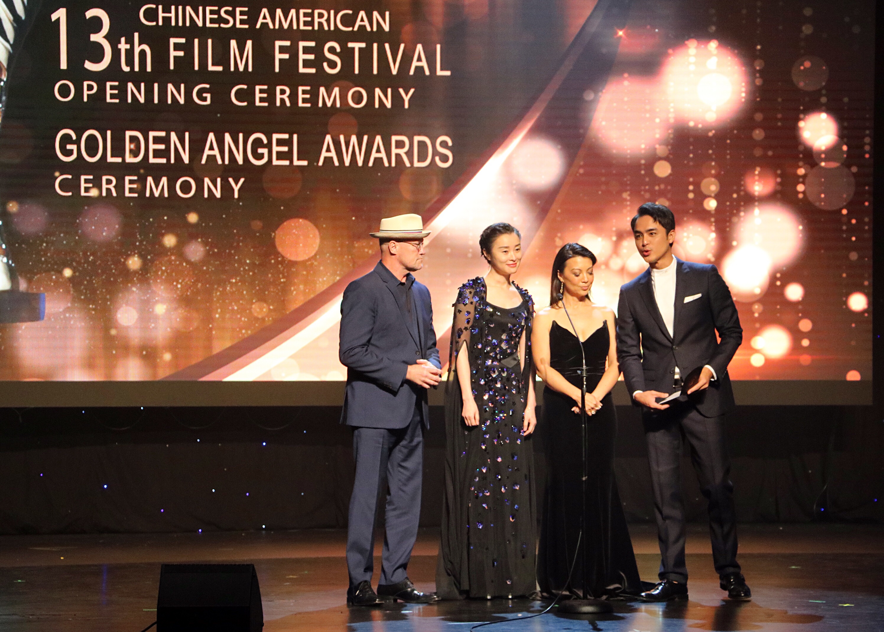 明道（右一）擔任「中美電影節」頒獎嘉賓，與Michael Rooker一同頒獎（恆星娛樂提供）