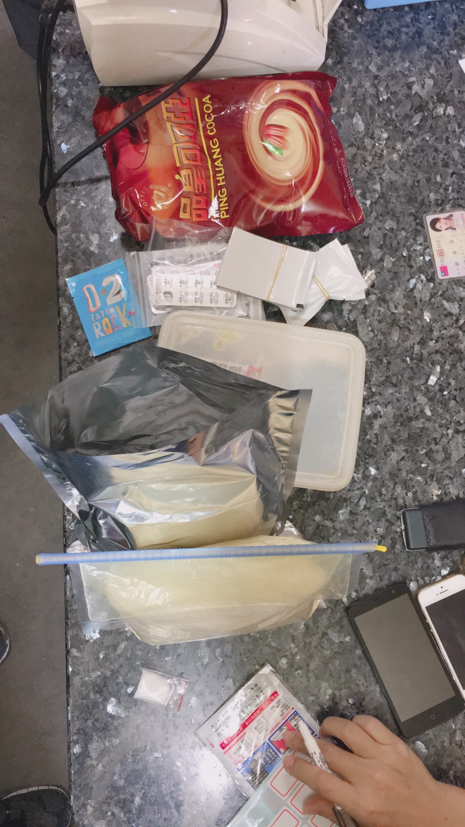 嫌犯以便宜的喵喵混充K他命，提供青少年使用。（刑事局提供）