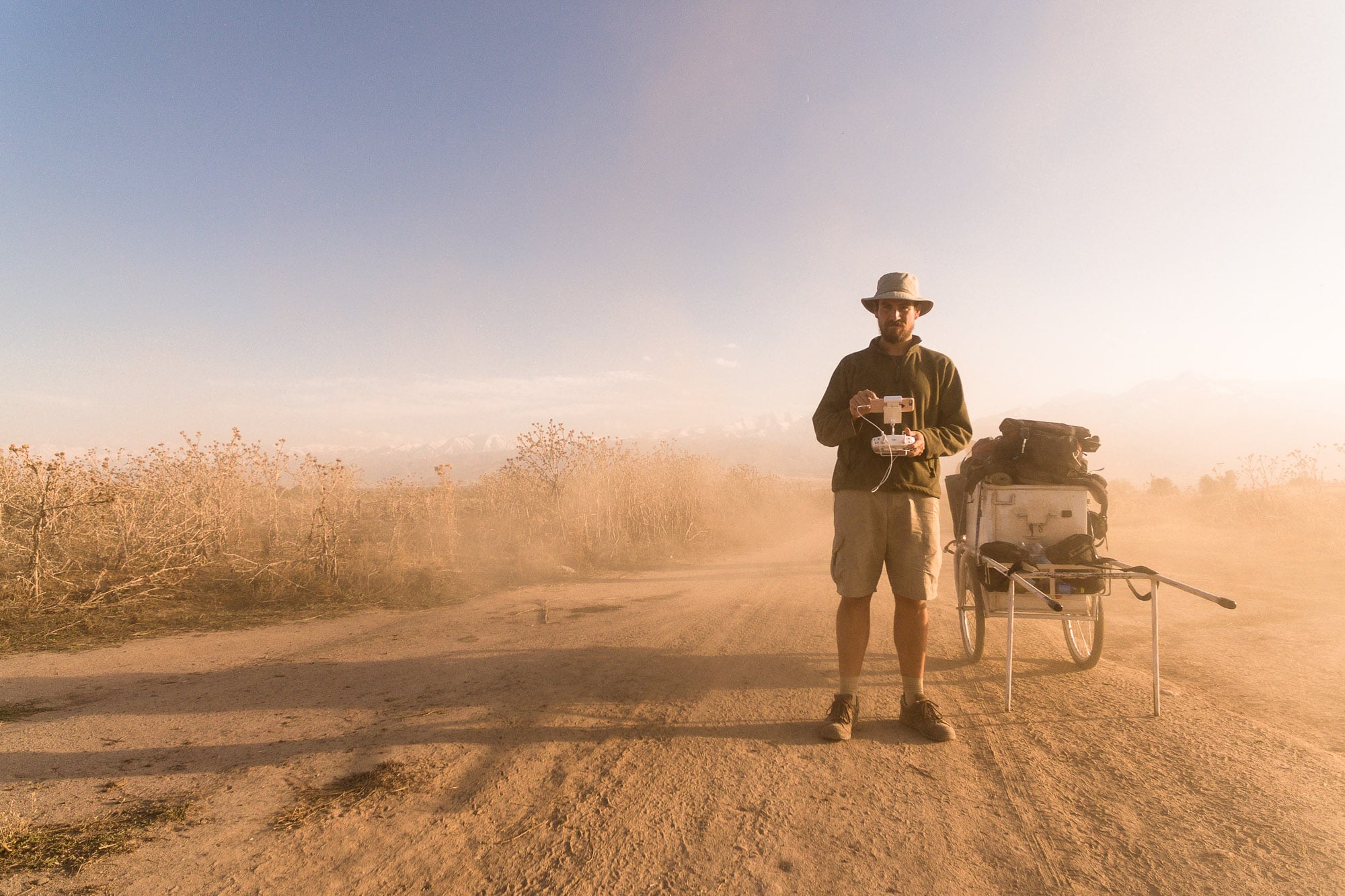 雷克徒步不但拍照,也會拍攝影片,如今還有空拍機加入行列,因此拉拉車內的家當越來越多。