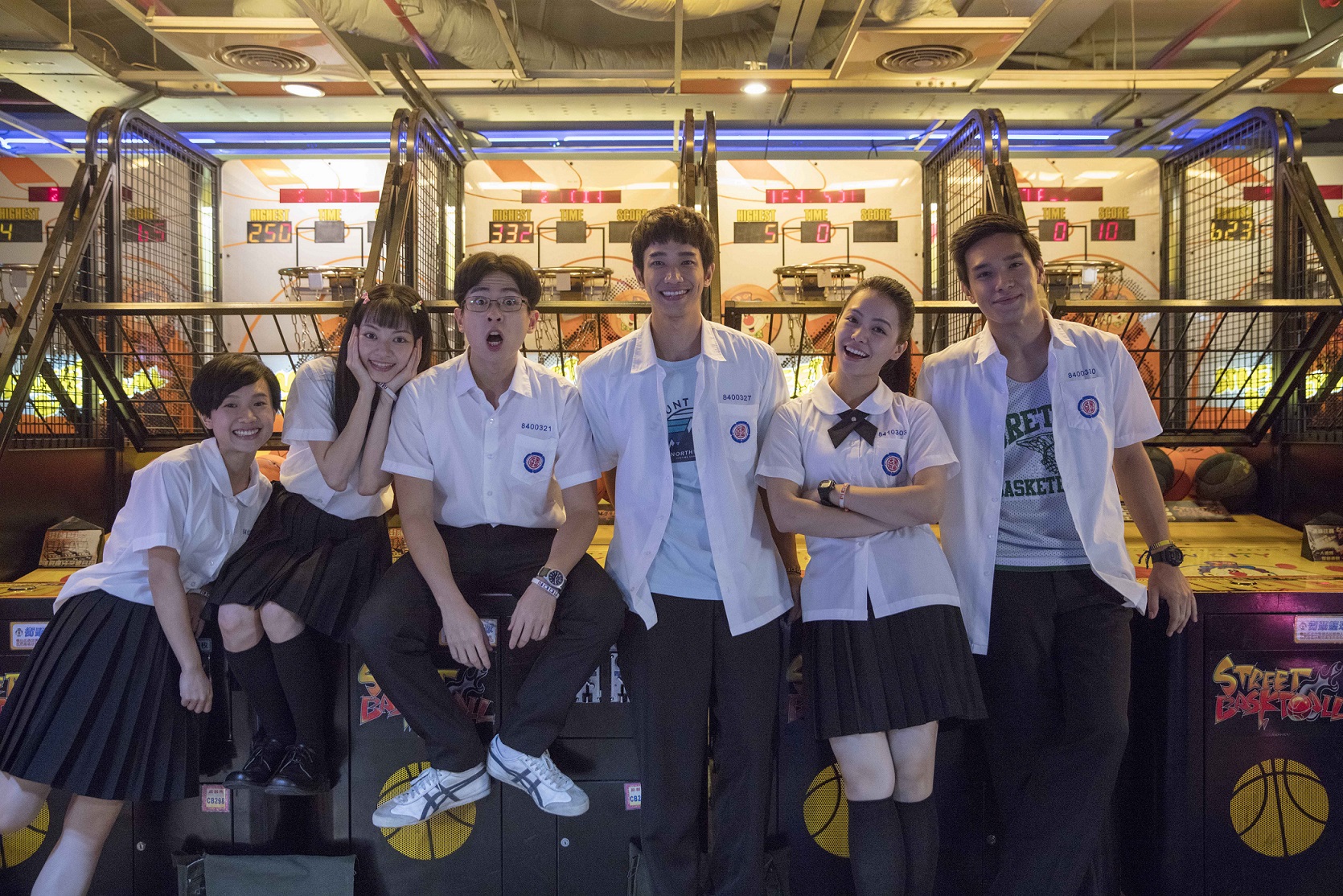 「月球幫」六人感情好，更非常有默契地欺負「地位最低」的劉以豪。（星泰娛樂提供）