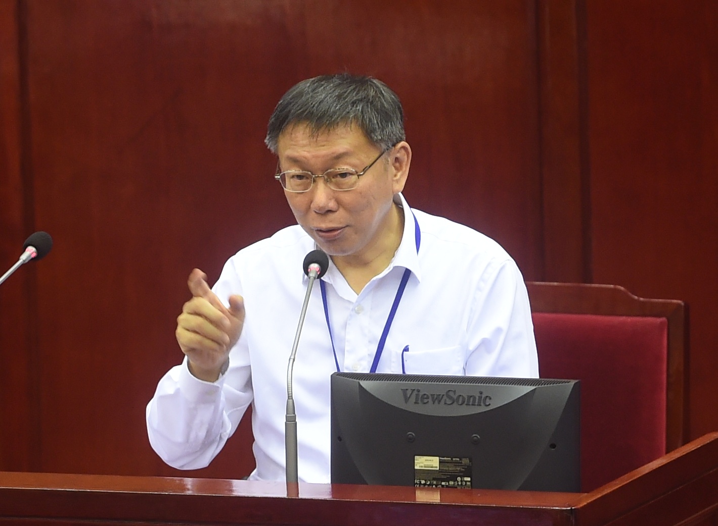 坦言大巨蛋是個很難解決的問題，柯直言「可以拆我早就把它拆掉了」。