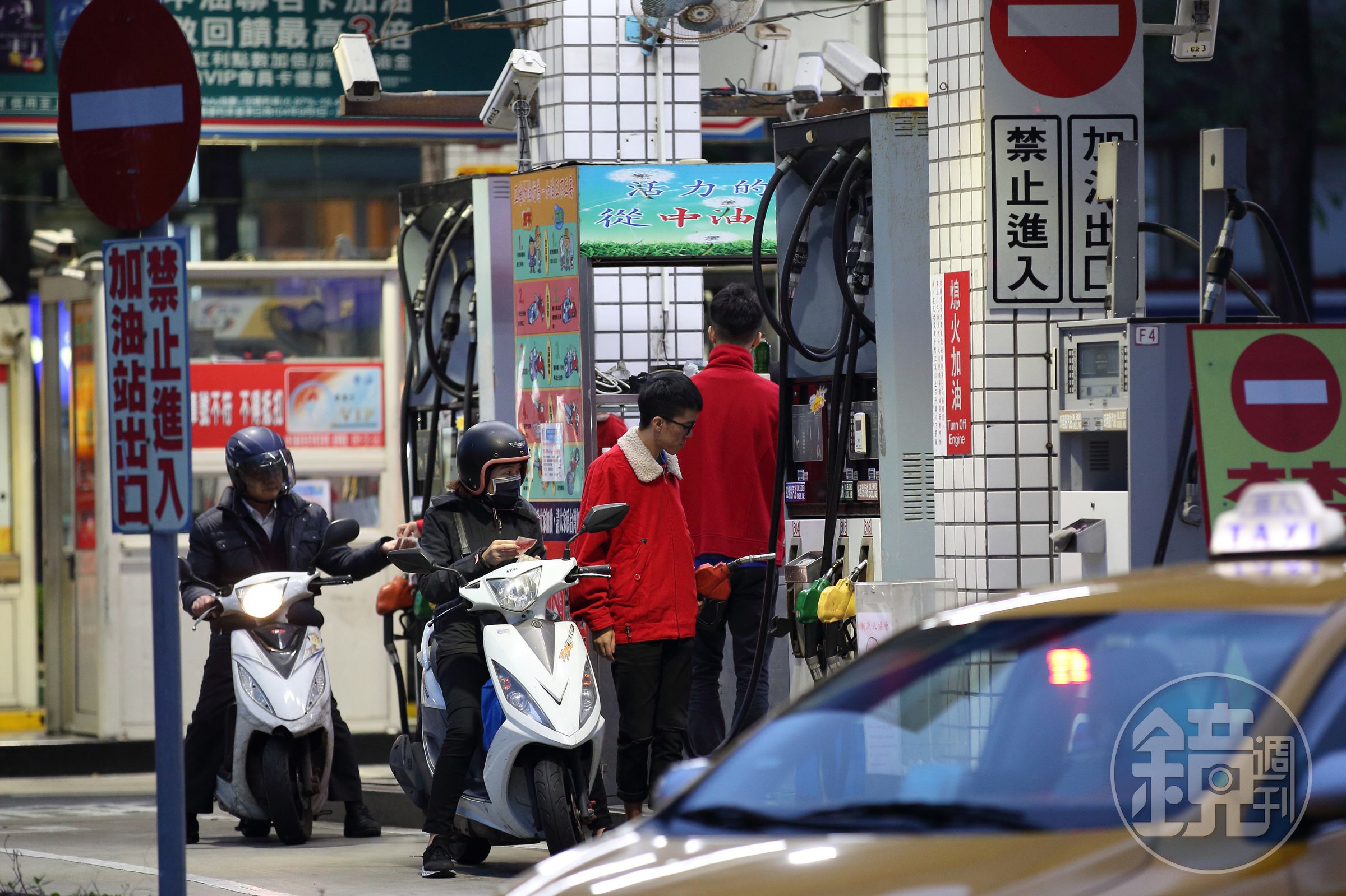 汽車族或機車族加油別忘刷卡，因為這也是免費機票的來源之一。