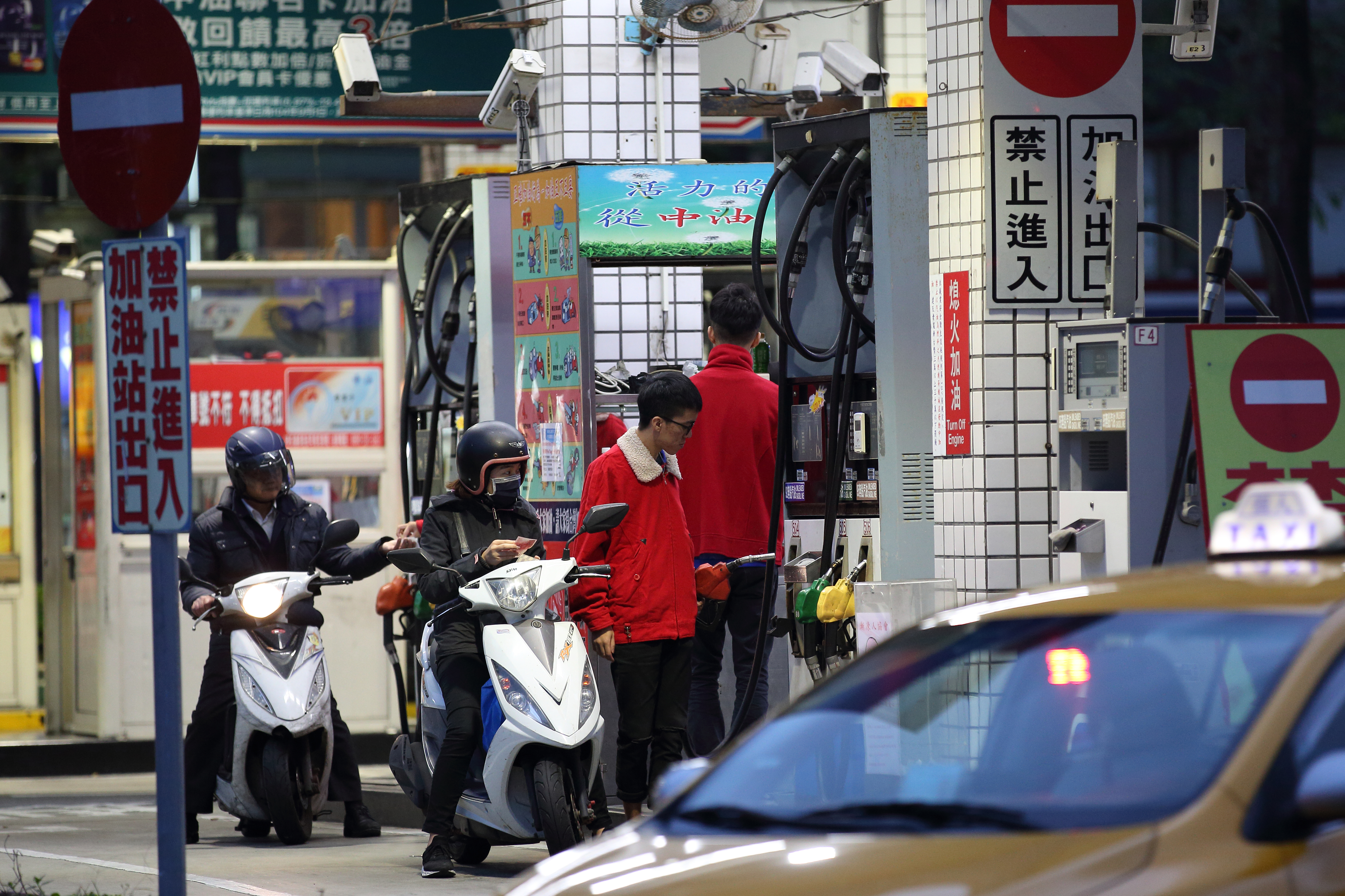 汽車族或機車族加油別忘刷卡，因為這也是免費機票的來源之一。