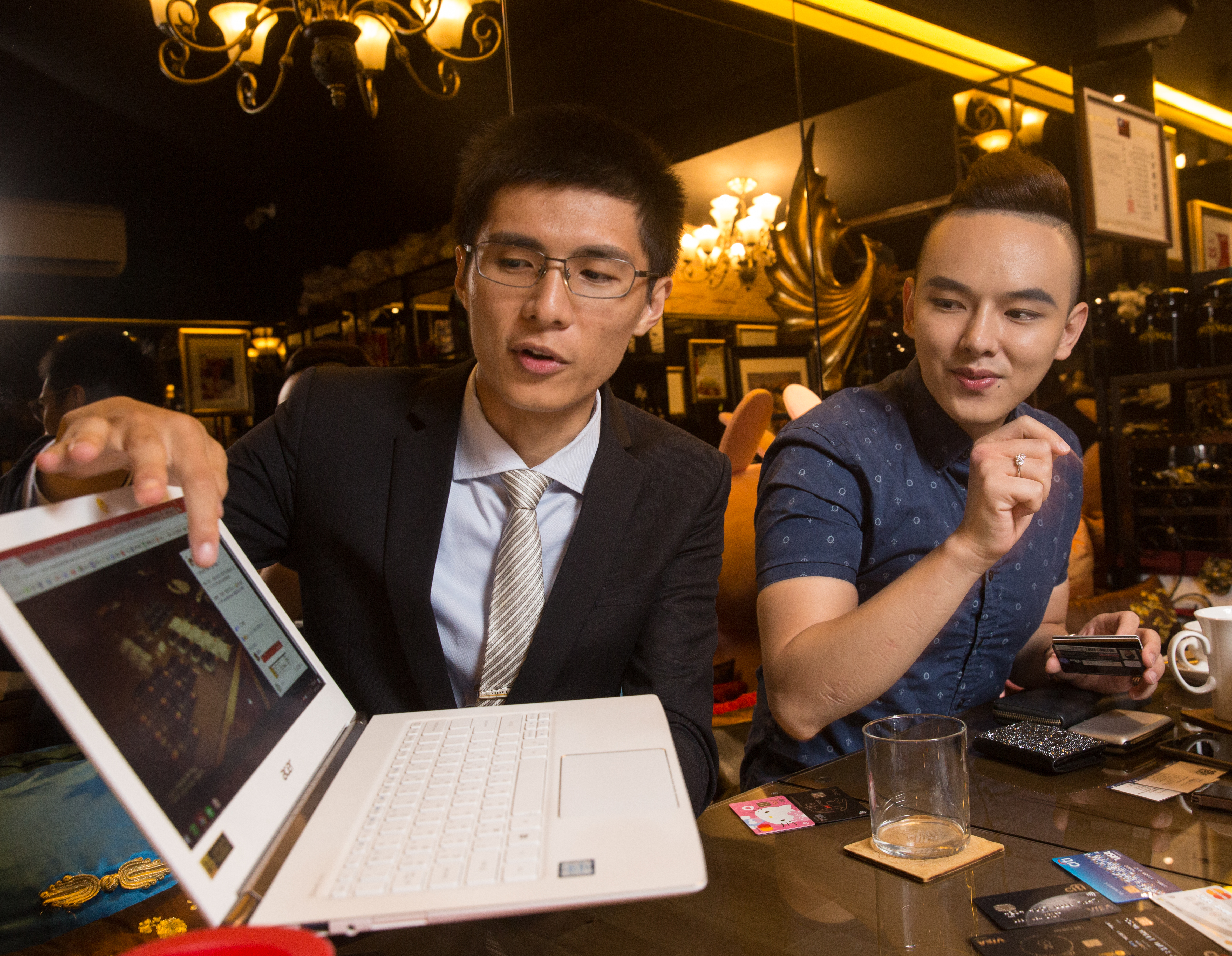 宋政霖（左）與法比安（右）研究信用卡累積哩程出師，兩人都輕鬆換到0元機票。