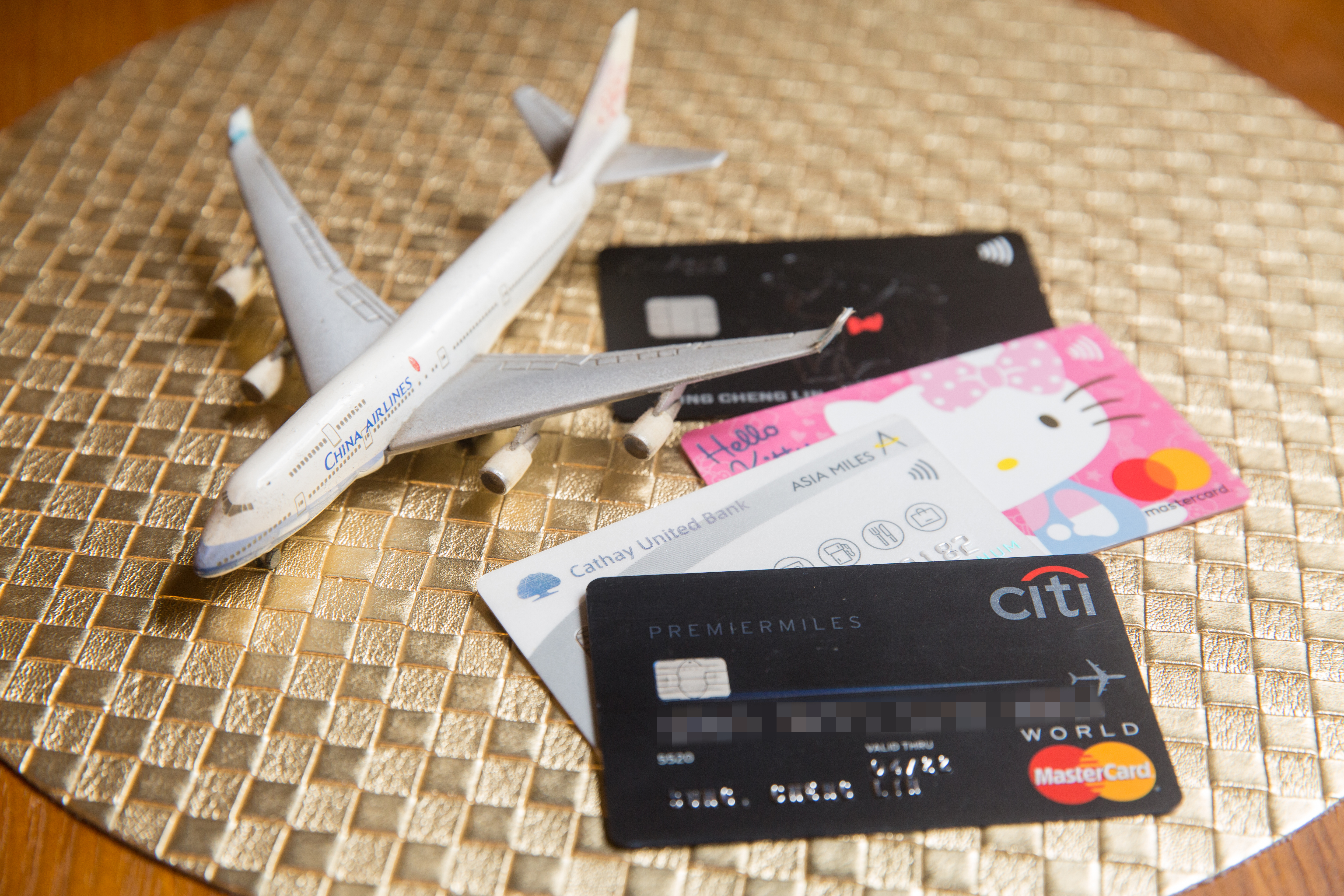 每張信用卡累積哩程的方式皆不相同，刷卡前一定要睜大眼睛確認條款。