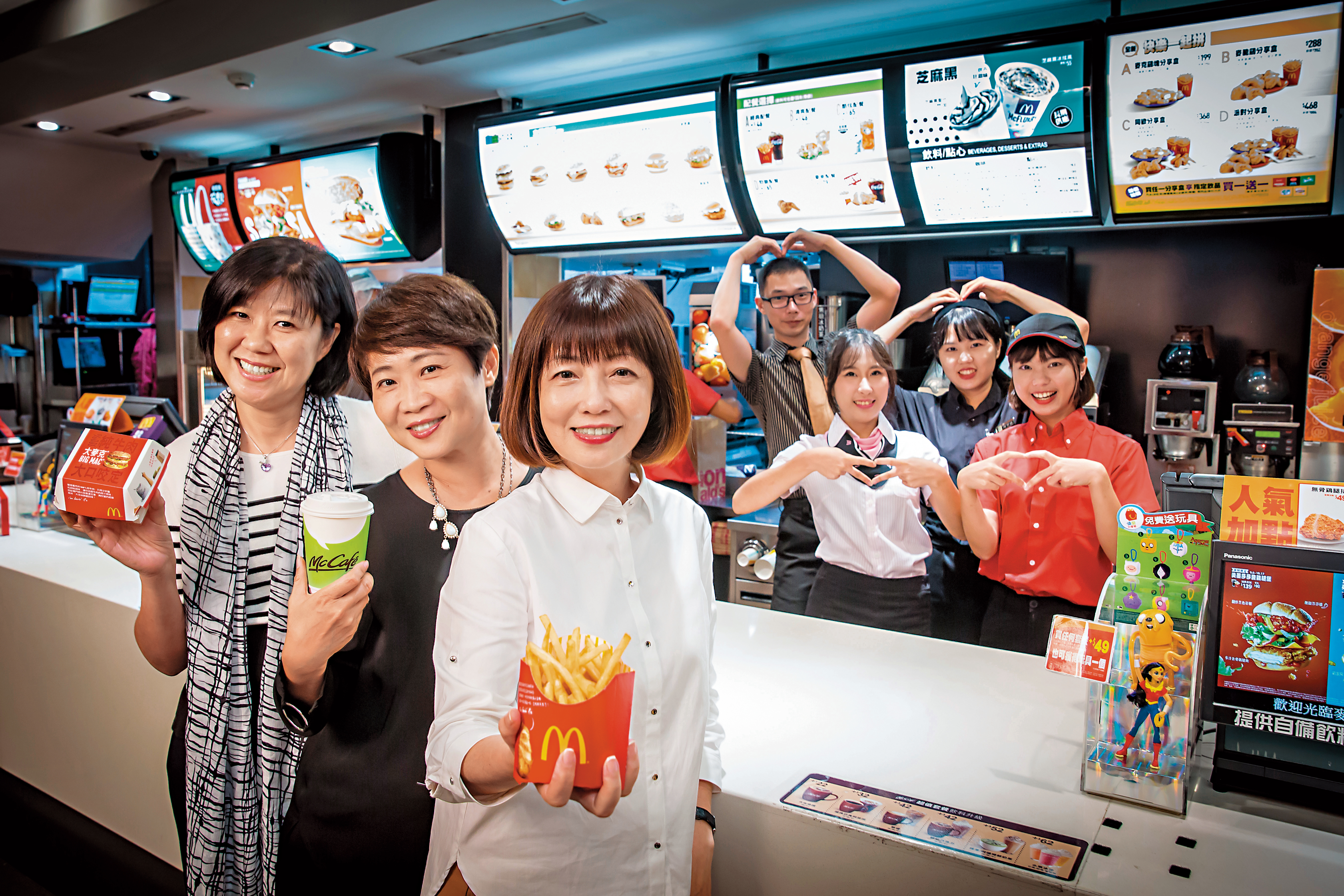 麥當勞穩居台灣速食界龍頭30多年，台灣麥當勞3位副總裁林麗文（左起）、藍郁琇、寇碧茹難得接受訪問，並與門市夥伴合影。