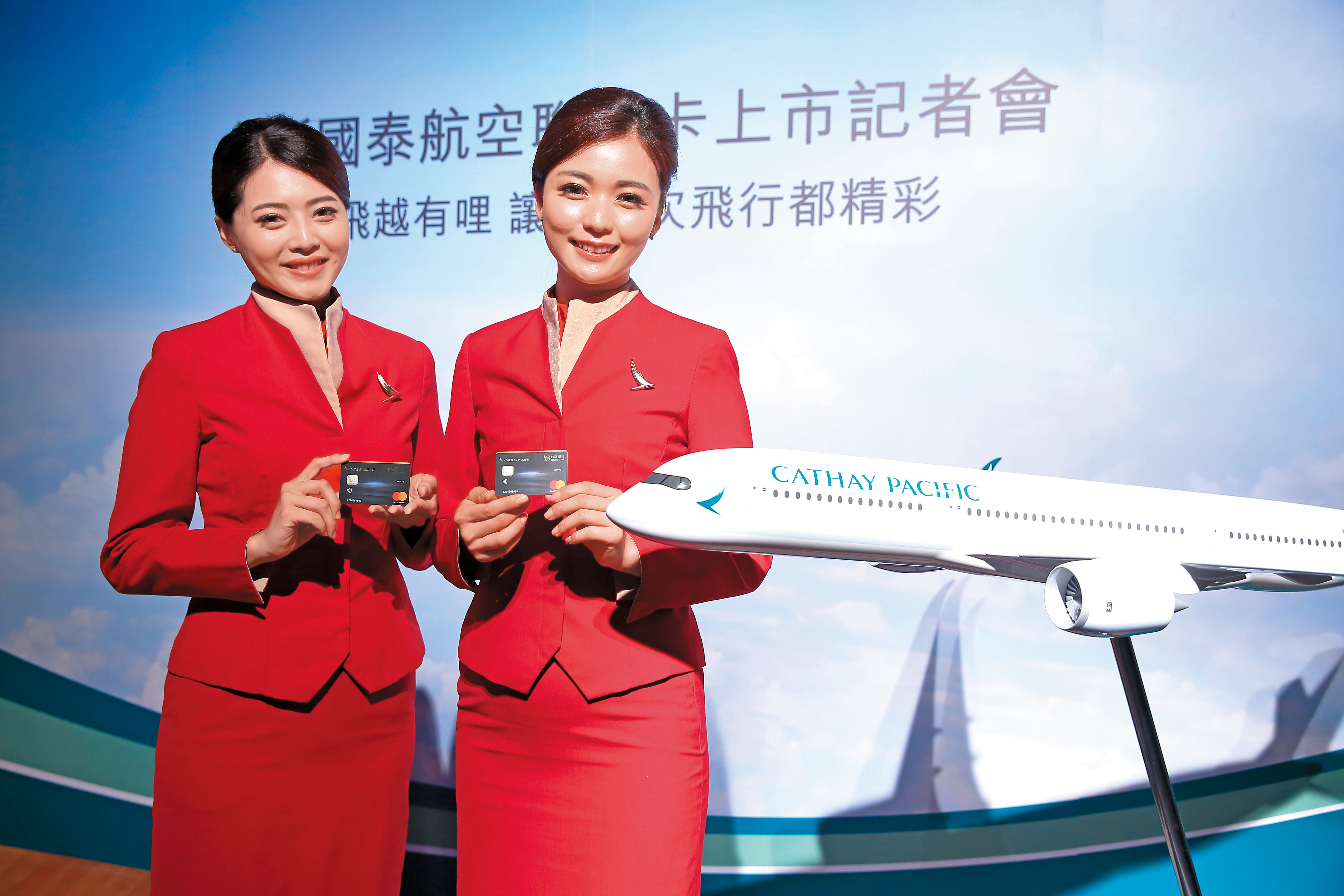 台新國泰航空聯名卡一上市，就吸引了許多「哩程粉」的關注。