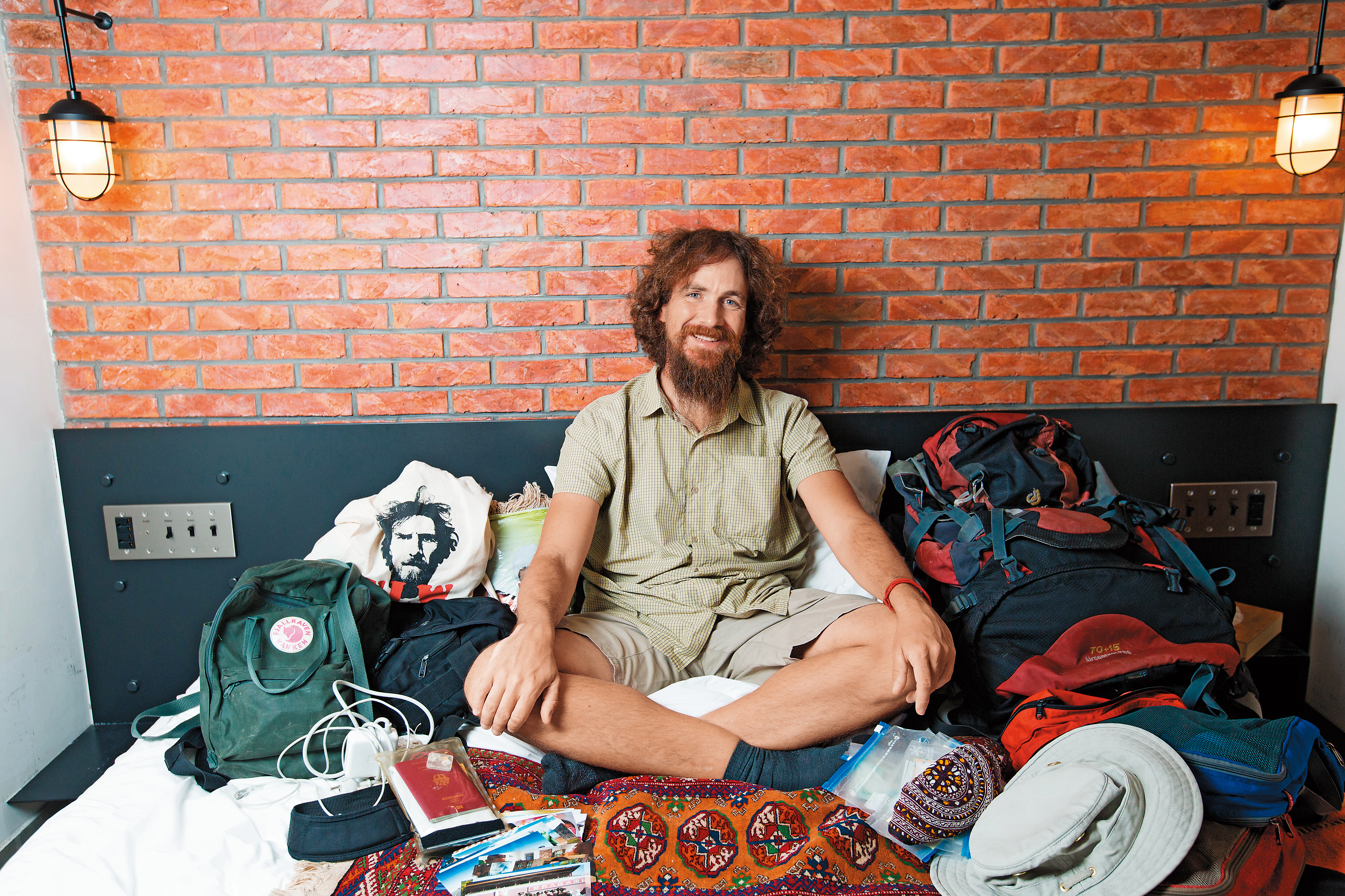 雷克徒步的原則是不剪頭髮、不刮鬍子,所以雷克這副模樣就是他又上路了。目前他走到伊朗,短暫來台演講。