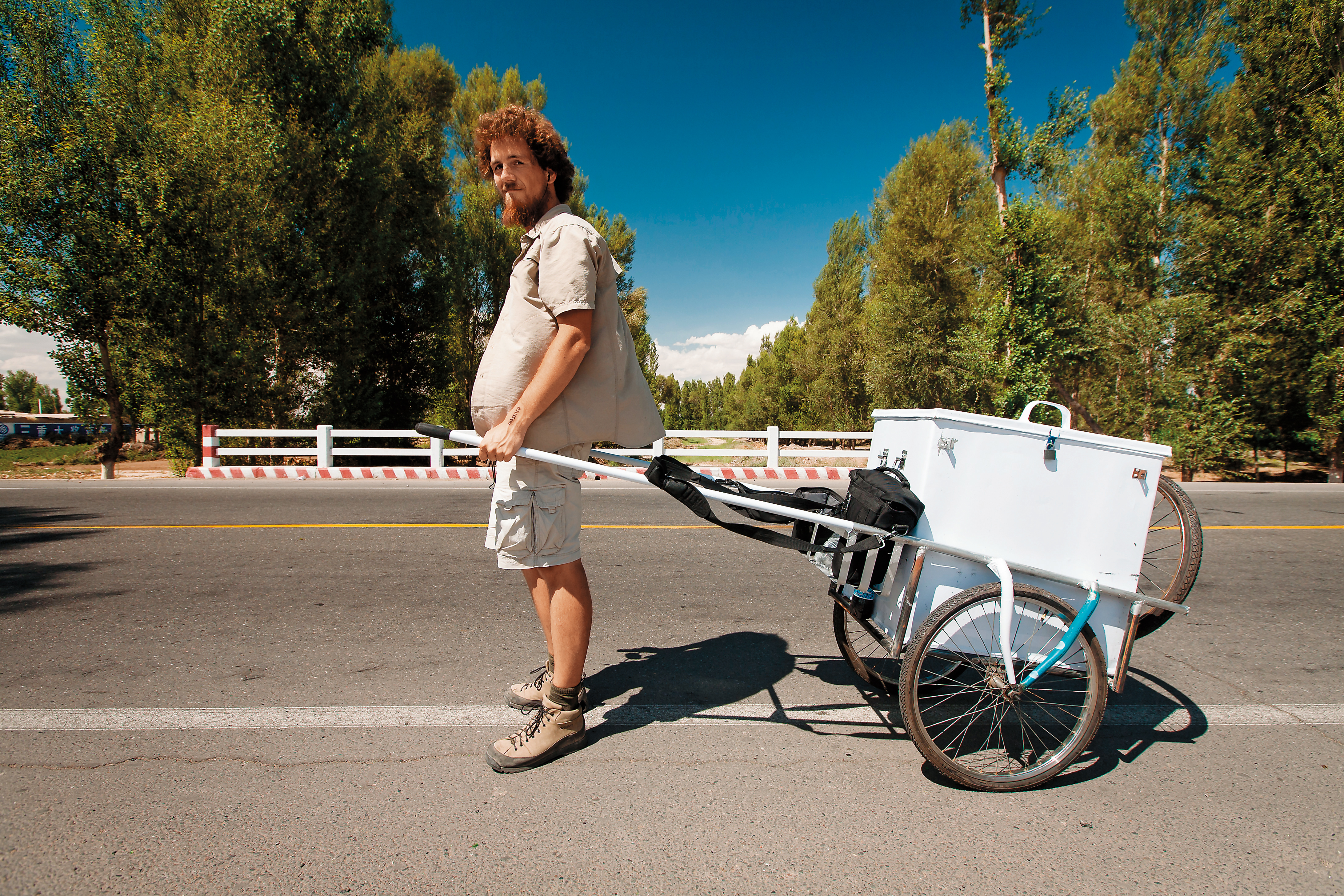 拉拉車是雷克最忠實的旅伴，當時在中國張掖市的路上，目前留在伊朗朋友家中。雷克說他有2副鑰匙，一副在他身上，一副交給朋友，應付警察臨檢用。（雷克提供）