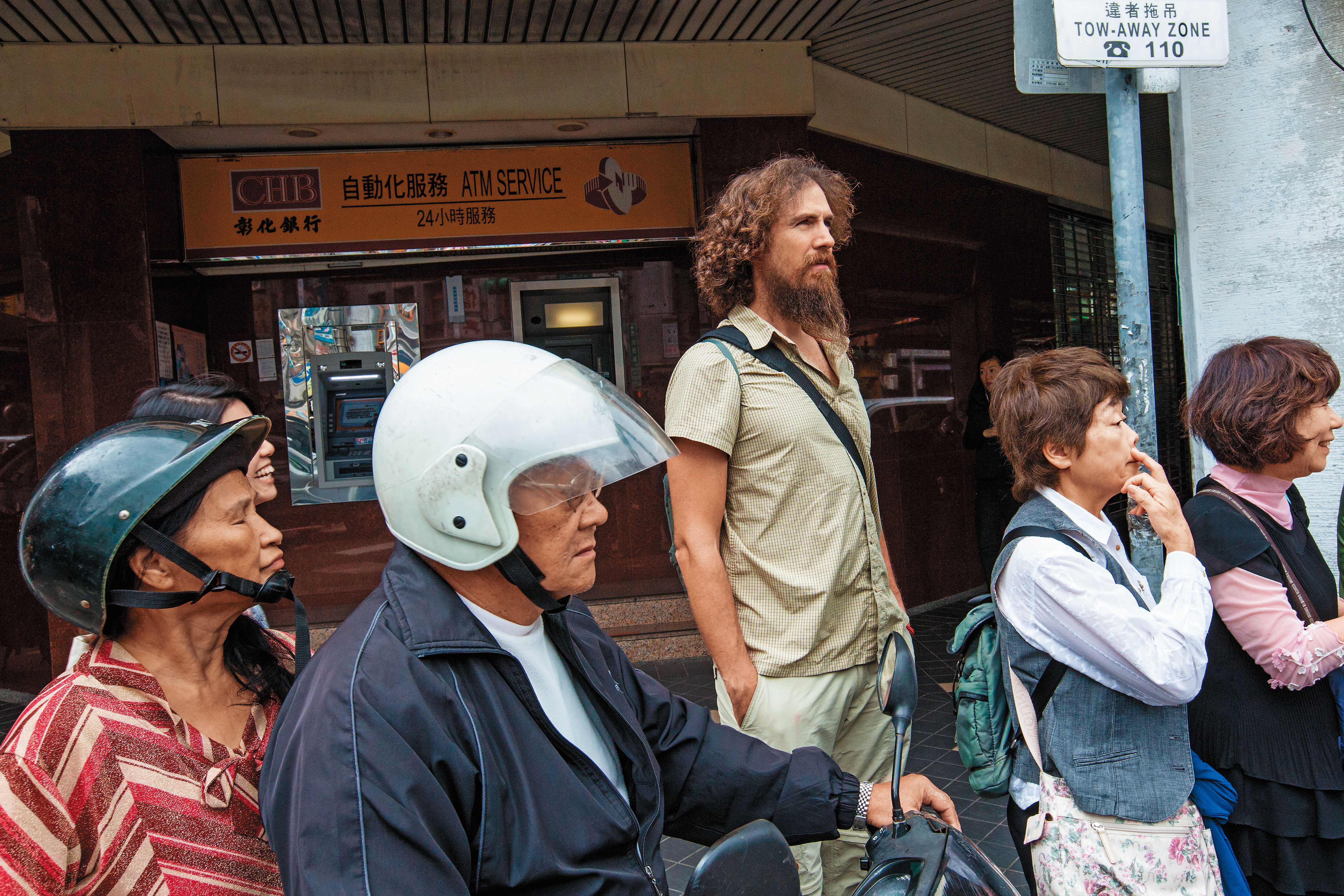 雷克漫步大稻埕街上,身高192公分的他,在人群中足足高出了2個頭。