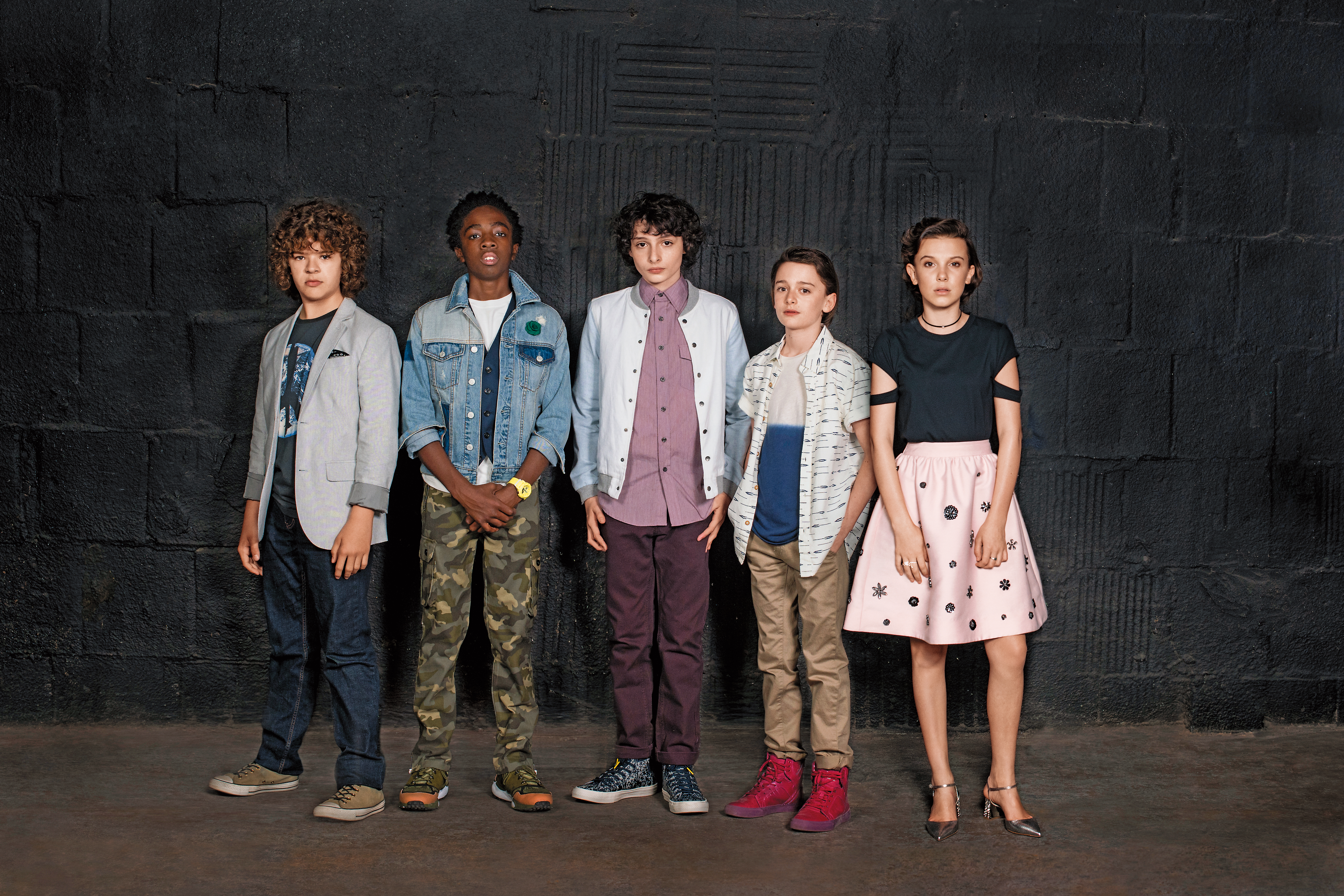 蓋登（左起）、凱勒布、芬恩、諾亞與米莉芭比布朗等5位童星，是《怪奇物語》劇情支柱。打從80年代以後，已經很少有童星為故事主角的戲劇出現，被外界視為80年代的復古風。 （Netflix提供）