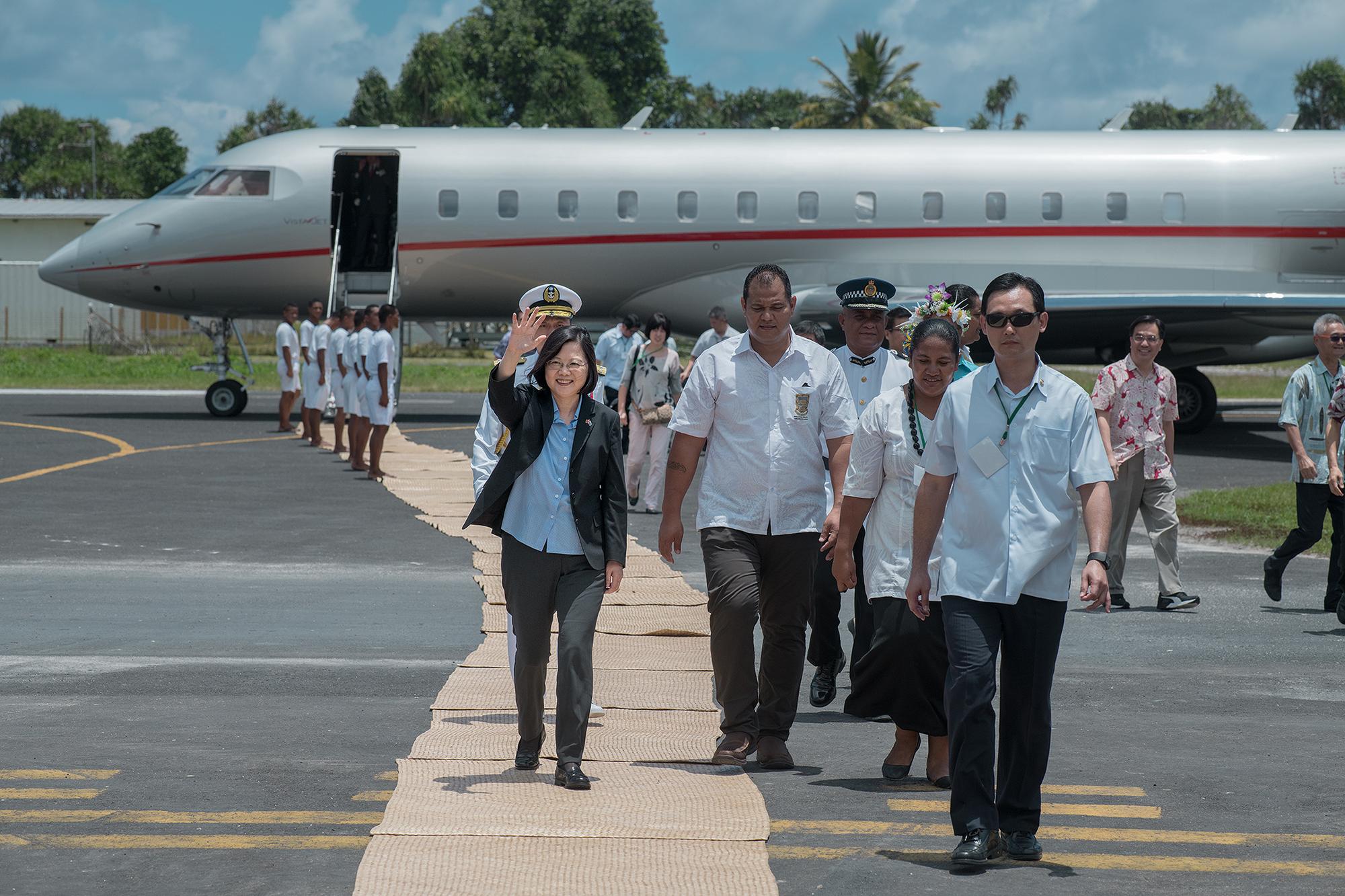 總統蔡英文抵達抵達吐瓦魯富納富提（Funafuti）國際機場。（總統府提供）
