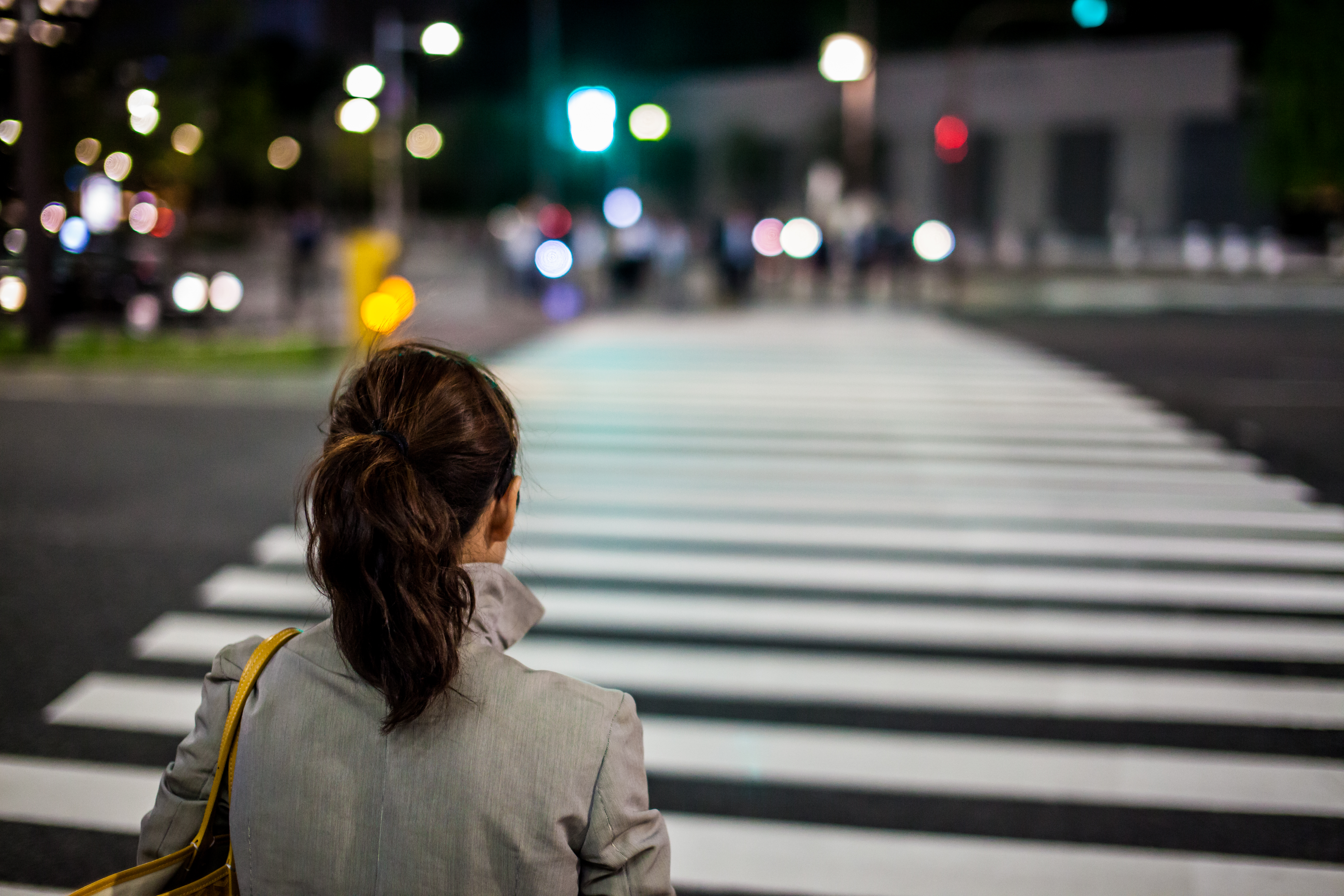 下班已是夜深人靜，是過去日本上班族的常態。（東方IC）