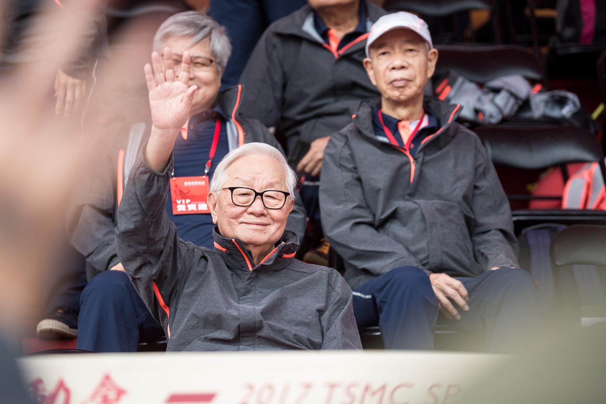台積電董事長張忠謀送員工4.56億元紅包。